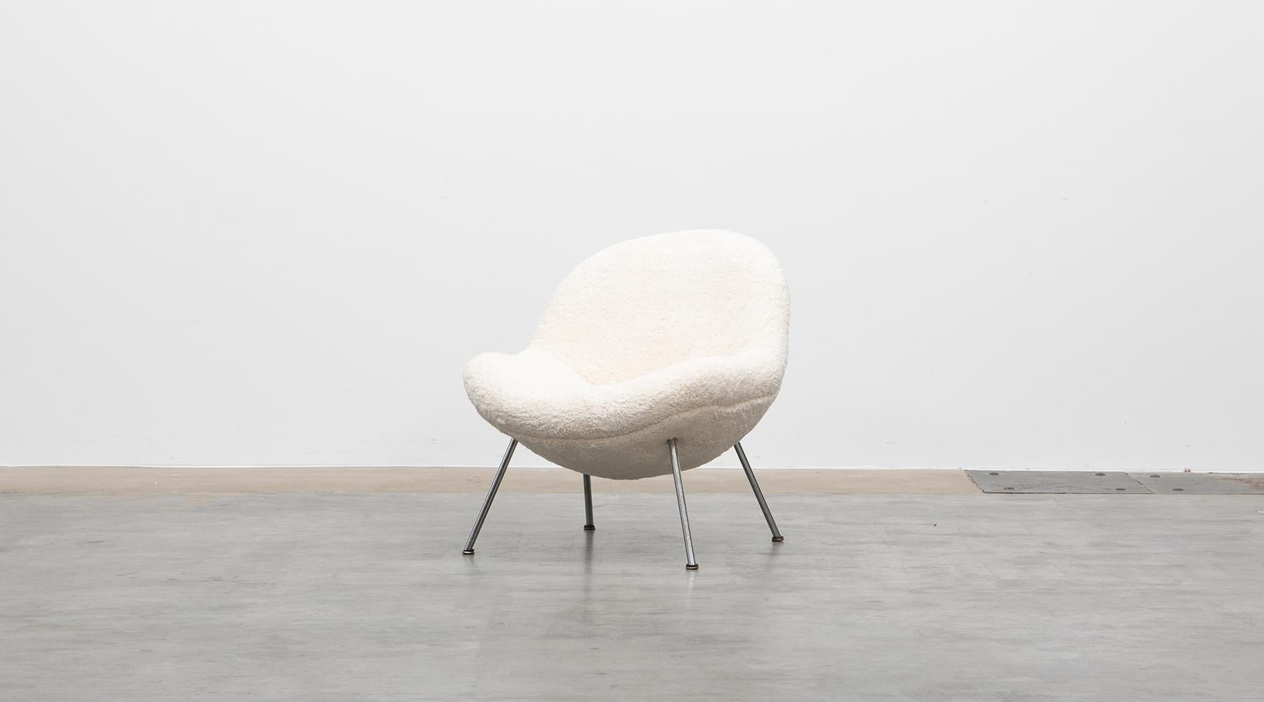 Fritz Neth for Correcta, faux fur on metal legs, Germany, 1955.

Unique piece of lounge chair designed by German Fritz Neth in the 1950s. Organically shaped seat shell on metal legs. The chairs are extremely comfortable and comes in perfect