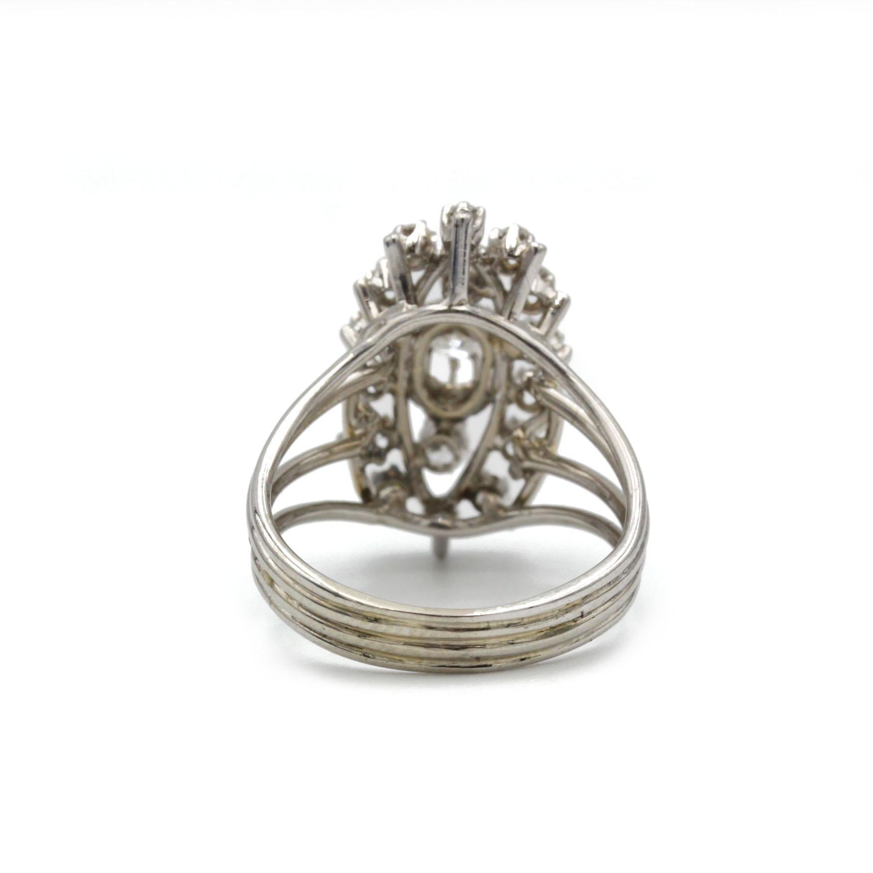 1950s White Gold Diamond Cluster Ring In Good Condition For Sale In MONTMORENCY, FR