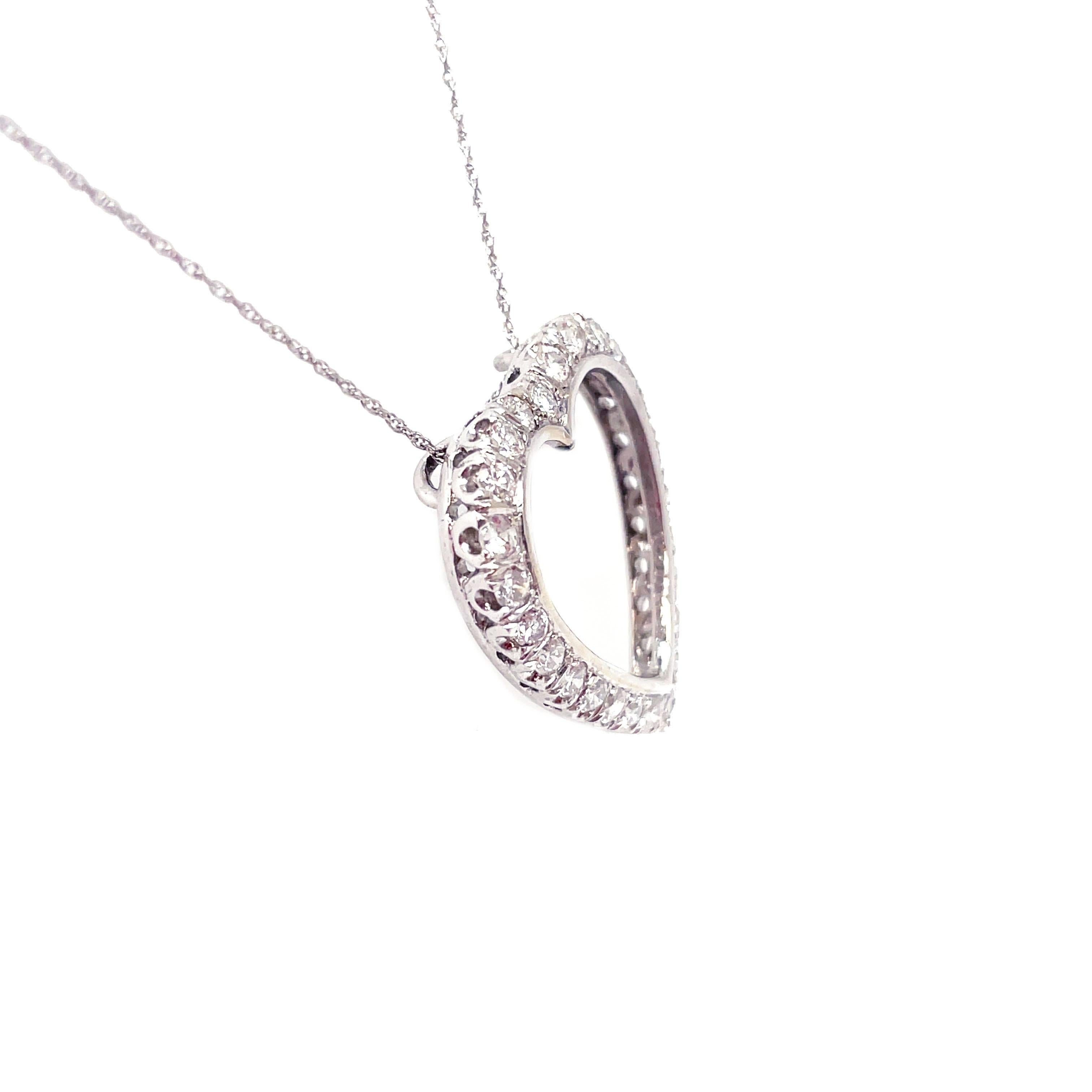 Collier pendentif en forme de cœur en or blanc et diamants, années 1950 Pour femmes en vente