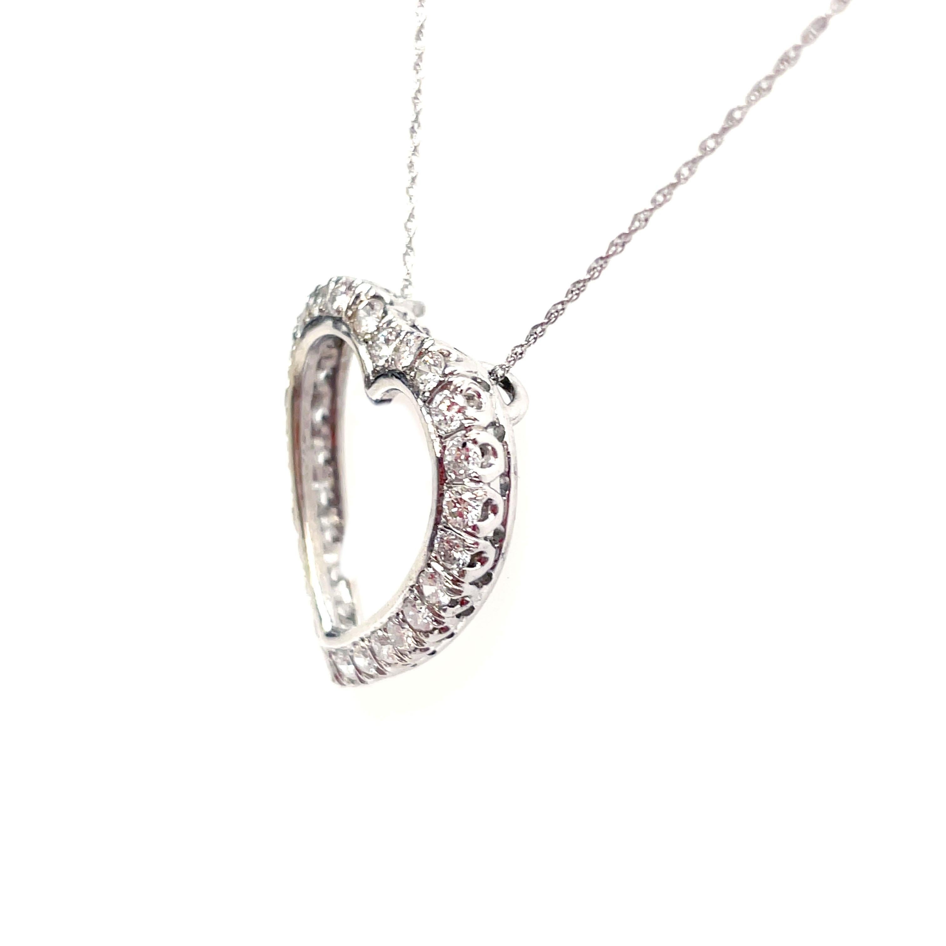 1950s White Gold Diamond Heart Pendant Necklace In Excellent Condition For Sale In Lexington, KY
