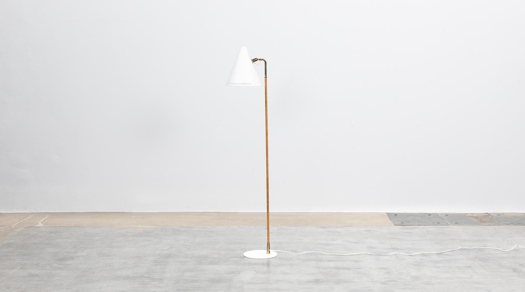 Mid-Century Modern 1950s White Lacquered and Brass Floor Lamp by Paavo Tynell