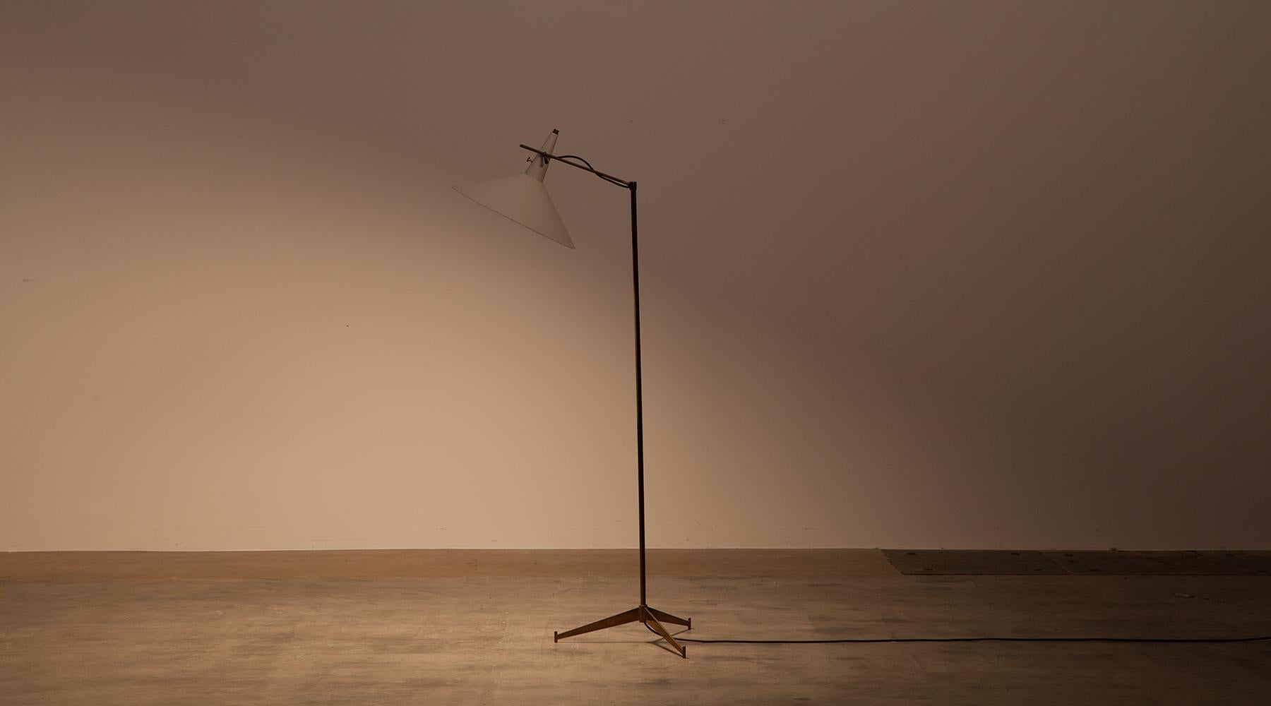 Floor lamp, white metal and brass, Paul McCobb, USA, 1954.

Blissful floor lamp that features neatly crafted lighting design by US-designer Paul McCobb. Manufactured by Excelsior Art Studios. McCobbs early determination to be an artist, he studied