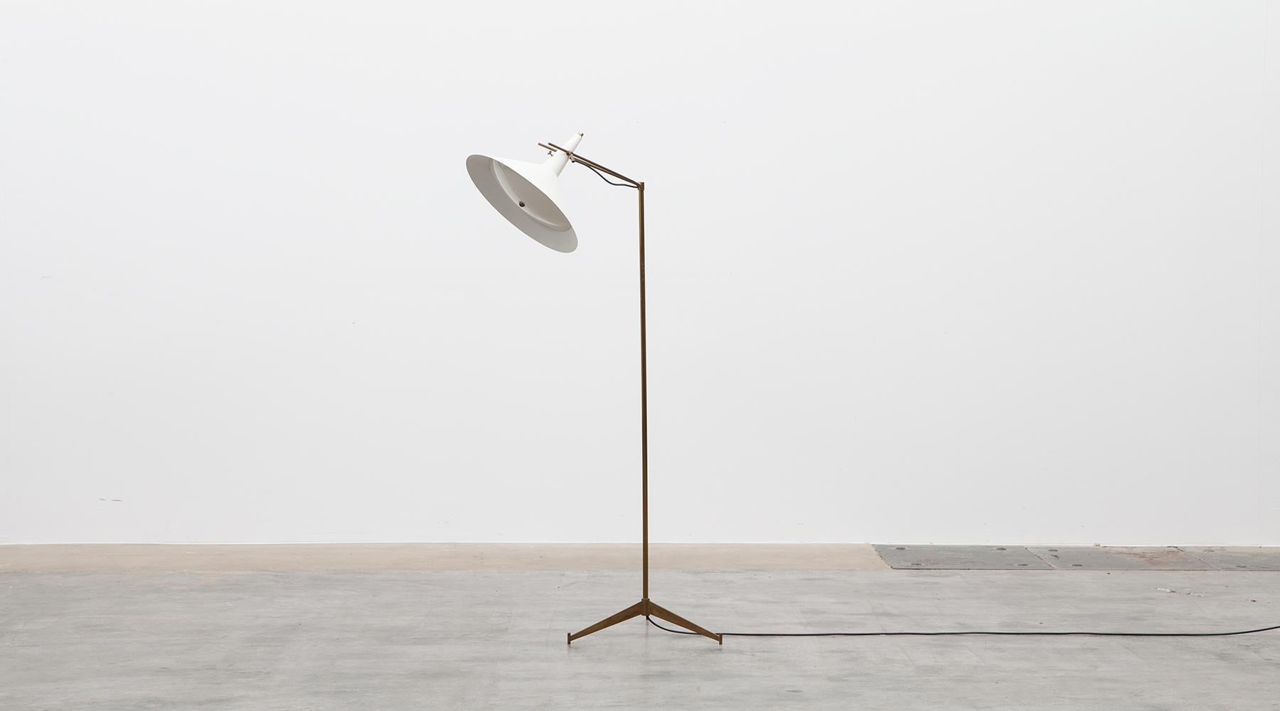 1950s White Lacquered Metal Floor Lamp by Paul McCobb In Good Condition In Frankfurt, Hessen, DE