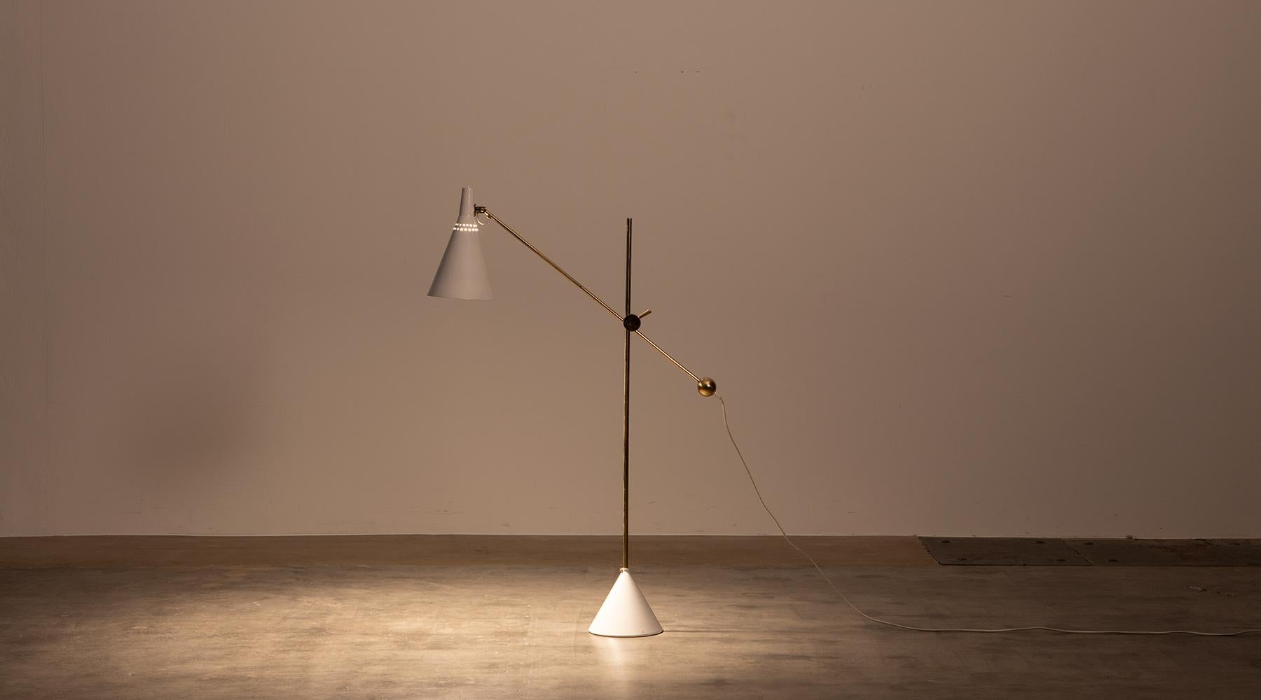 Floor Lamp, white metal and brass, Tapio Wirkkala, Finland, 1958.

Subtle floor lamp in white lacquered metal and brass by Tapio Wirkkala. The brass provides a brilliant reflection. The harmonious shape is destabilized through unusual details at