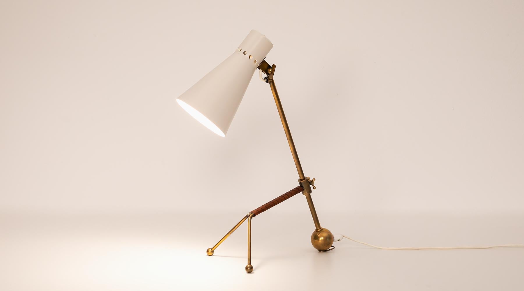Table lamp, white metal shade and brass stem, Tapio Wirkkala, Finland, 1958.

Subtle table lamp in white lacquered metal shade and brass stem with details in leather by Tapio Wirkkala. The base and shade are adjustable in various positions. The