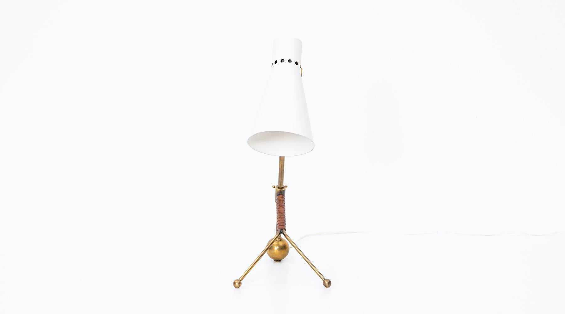 1950s White Metal Shade and Brass Table Lamp by Tapio Wirkkala In Good Condition For Sale In Frankfurt, Hessen, DE