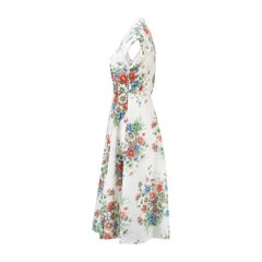 Robe en nylon blanc des années 1950 avec imprimé floral vibrant