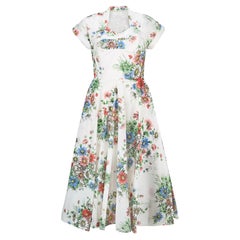 Robe en nylon blanc des années 1950 avec imprimé floral vibrant