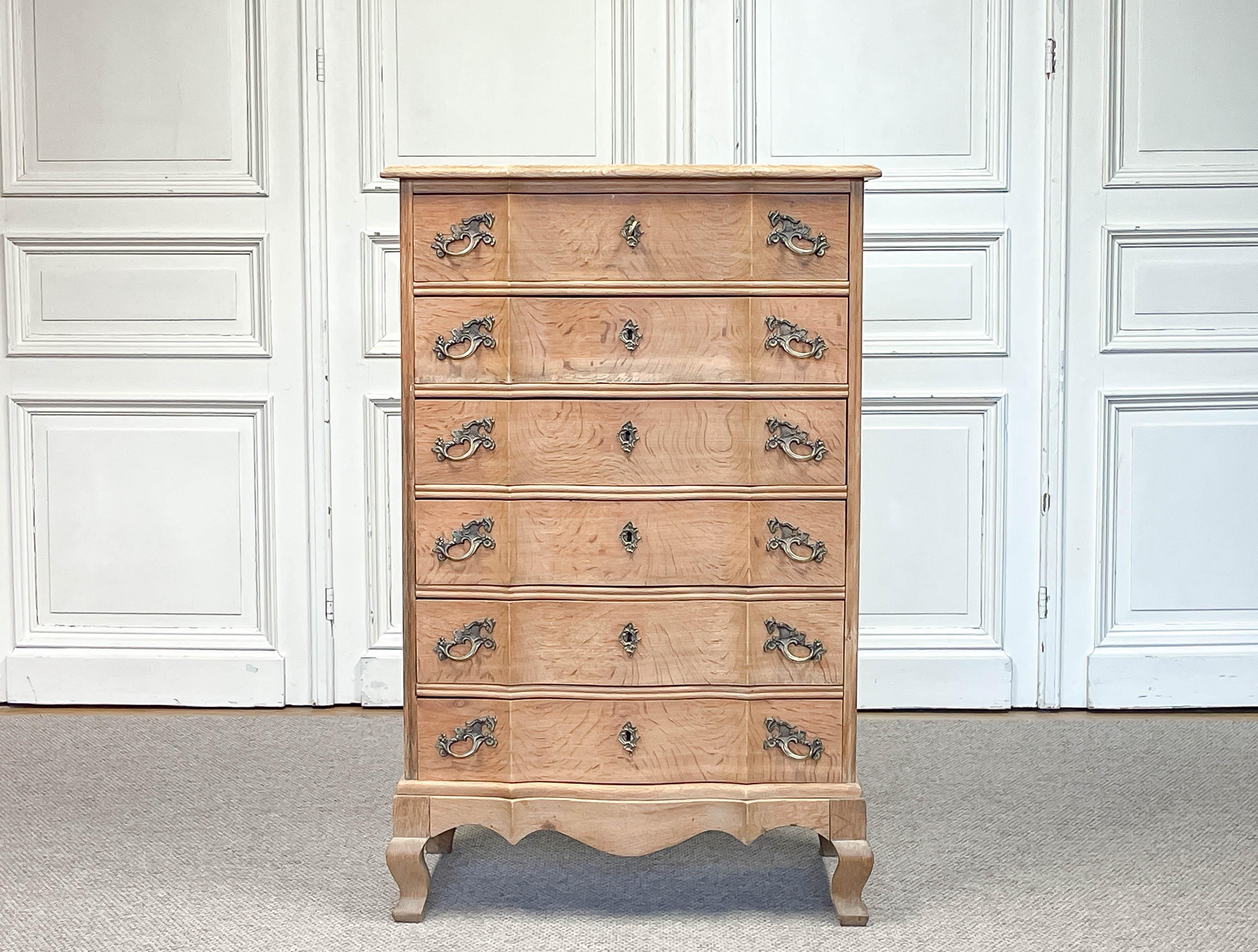 1950s, Danish cabinetmaker’s chest of drawers in white oak, crafted by Vedex Möbelfabrik, Denmark.
This elegant, well-proportioned piece features six drawers with beautifully detailed brass handles and escutcheons, standing on cabriole legs with a