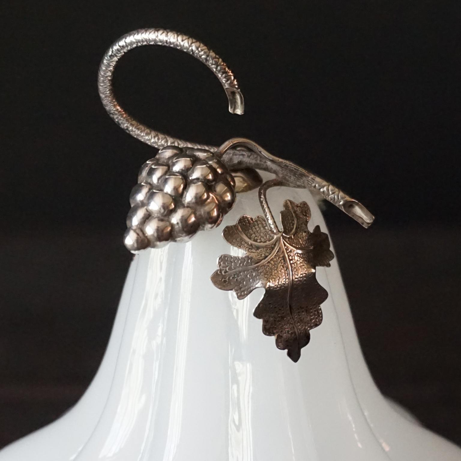 Barattolo con coperchio a pera o zucca in vetro opalino bianco del 1950 con uva e foglie in argento in vendita 6