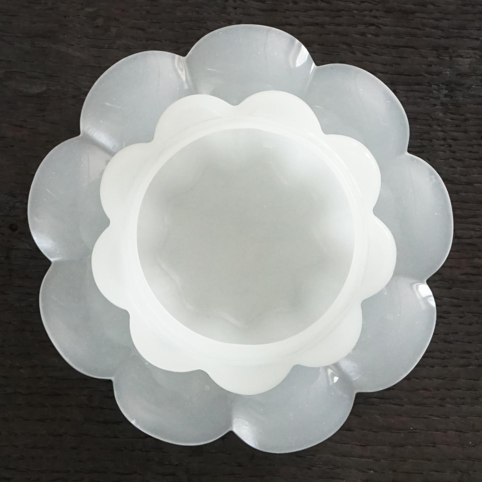 Barattolo con coperchio a pera o zucca in vetro opalino bianco del 1950 con uva e foglie in argento in vendita 10
