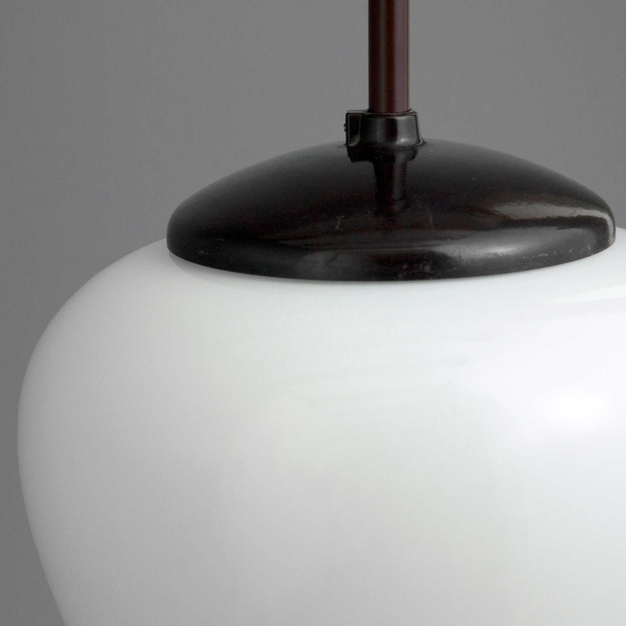 Lampada a sospensione a goccia in vetro opalino bianco degli anni '50 In condizioni buone in vendita a Leicester, Leicestershire