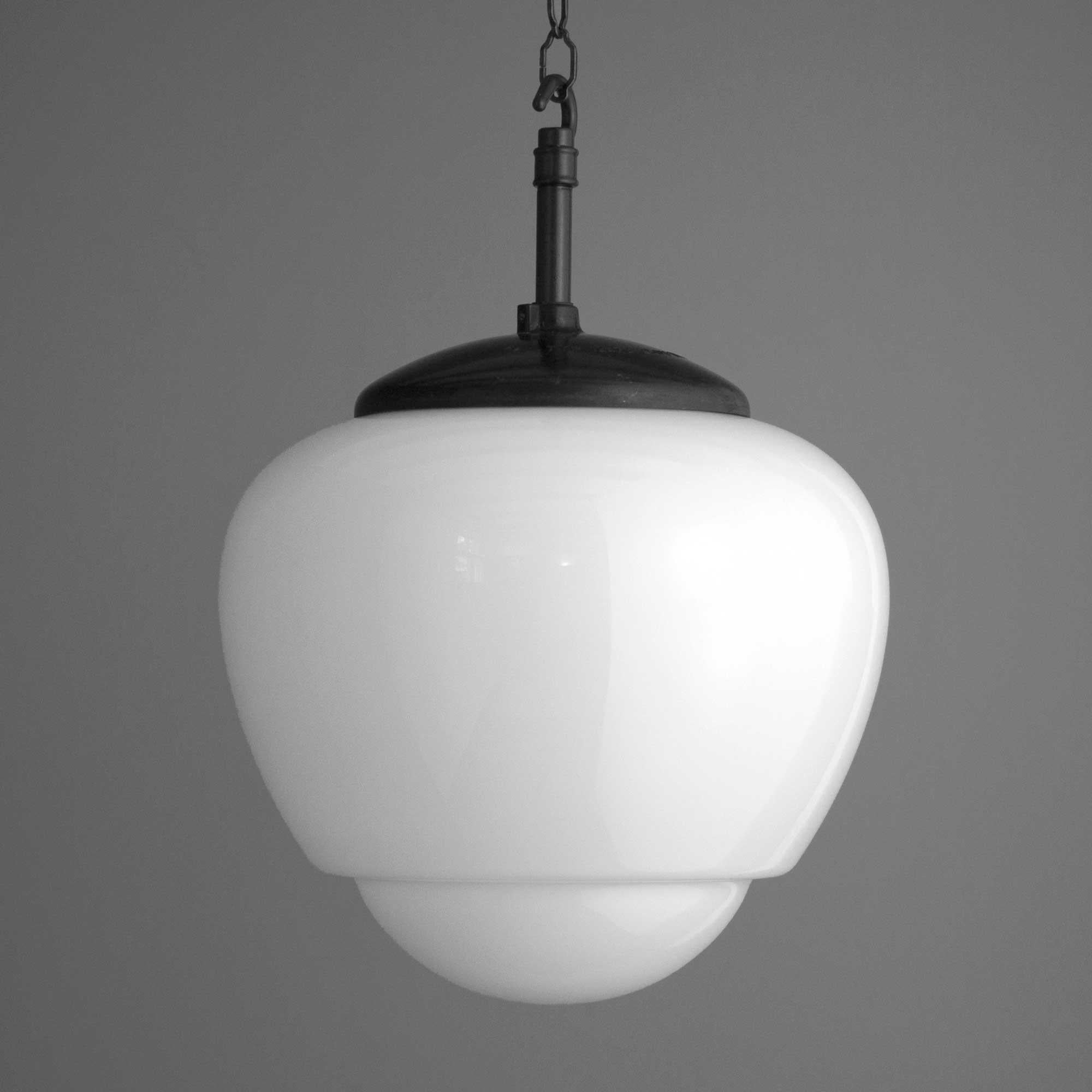 Metà XX secolo Lampada a sospensione a goccia in vetro opalino bianco degli anni '50 in vendita