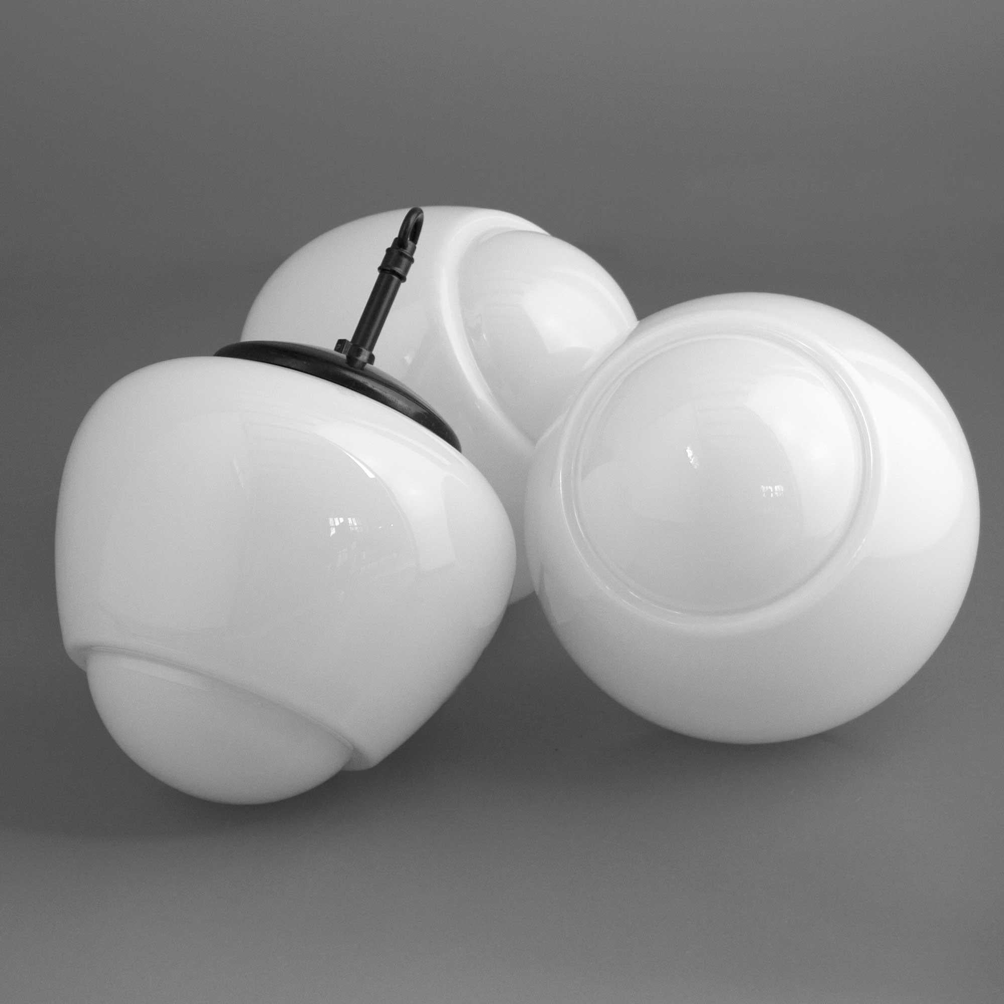 Vetro opalino Lampada a sospensione a goccia in vetro opalino bianco degli anni '50 in vendita