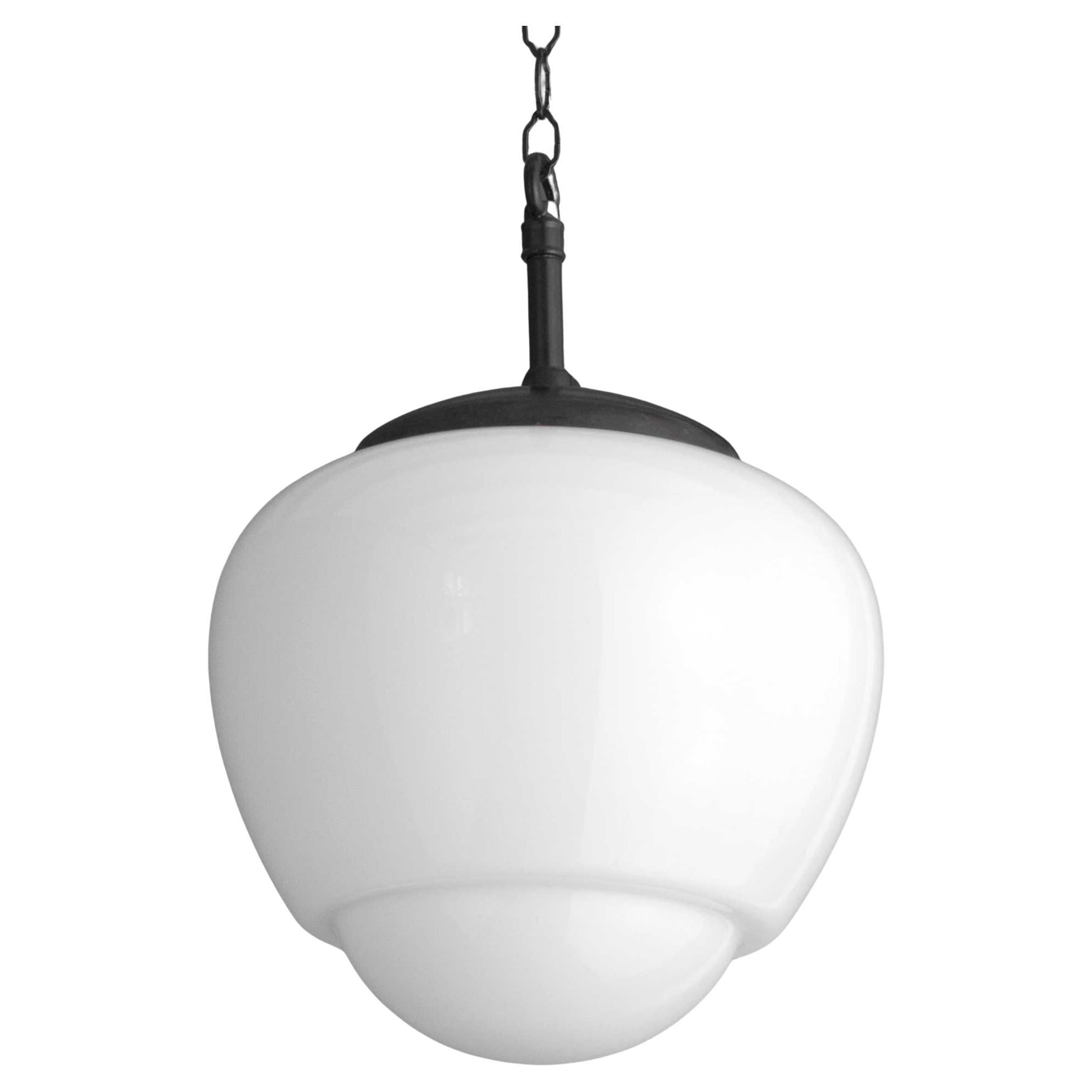 Lampe pendante en verre opalin blanc des années 1950