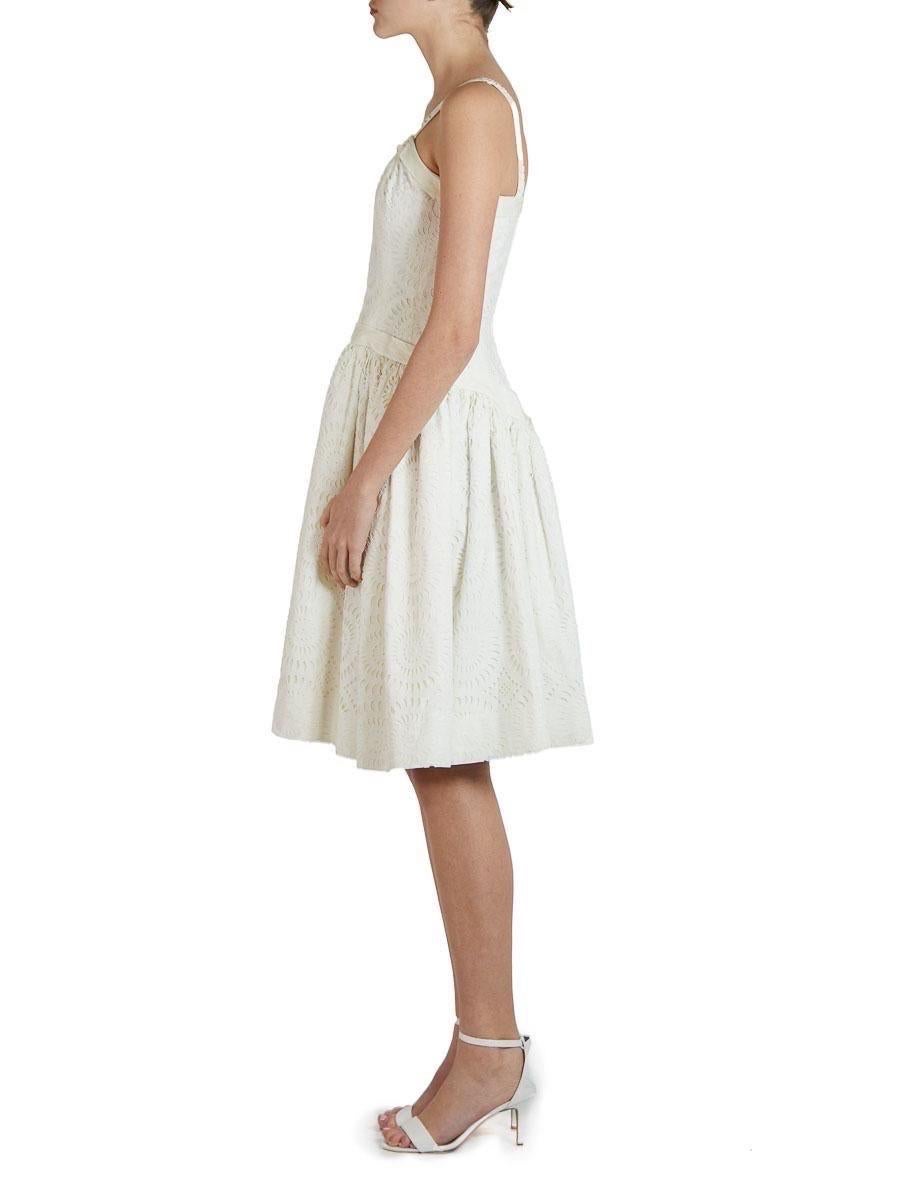 1950S Weißes Kleid mit Ösen aus Bio-Baumwolle und Spitze im Zustand „Hervorragend“ im Angebot in New York, NY