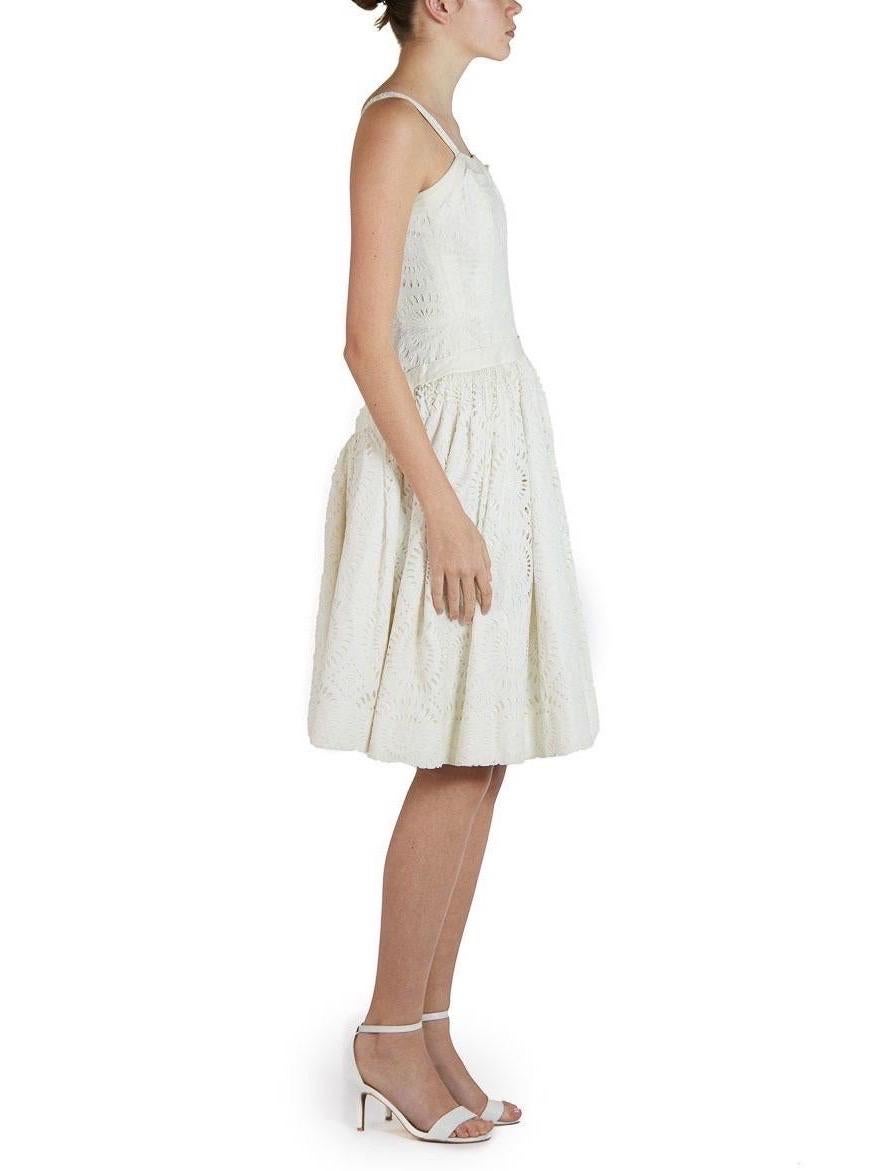 1950S Weißes Kleid mit Ösen aus Bio-Baumwolle und Spitze Damen im Angebot