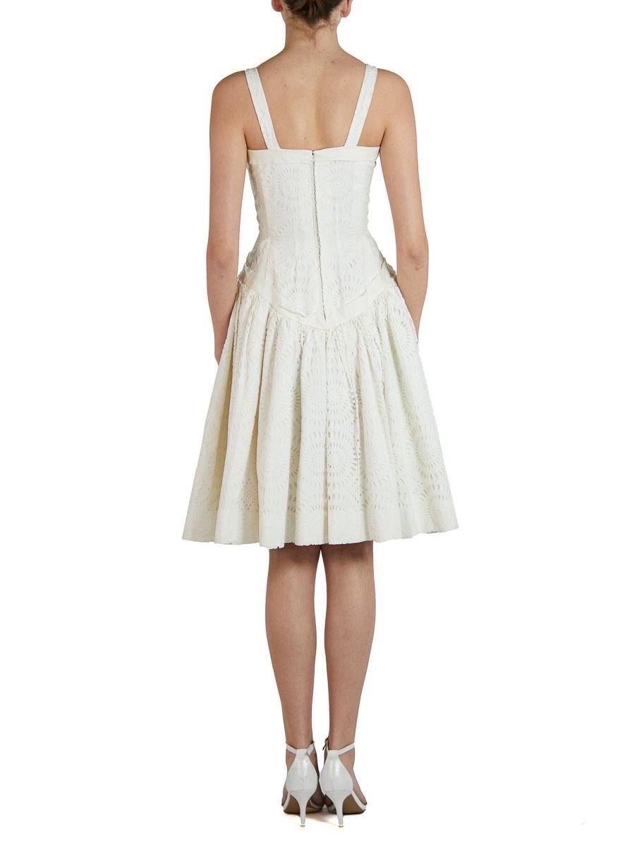 1950S Weißes Kleid mit Ösen aus Bio-Baumwolle und Spitze im Angebot 1