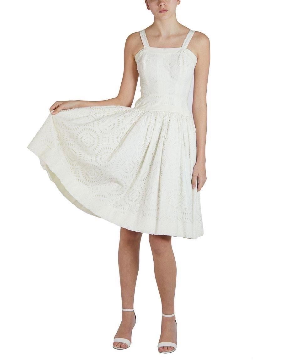 1950S Weißes Kleid mit Ösen aus Bio-Baumwolle und Spitze im Angebot 2