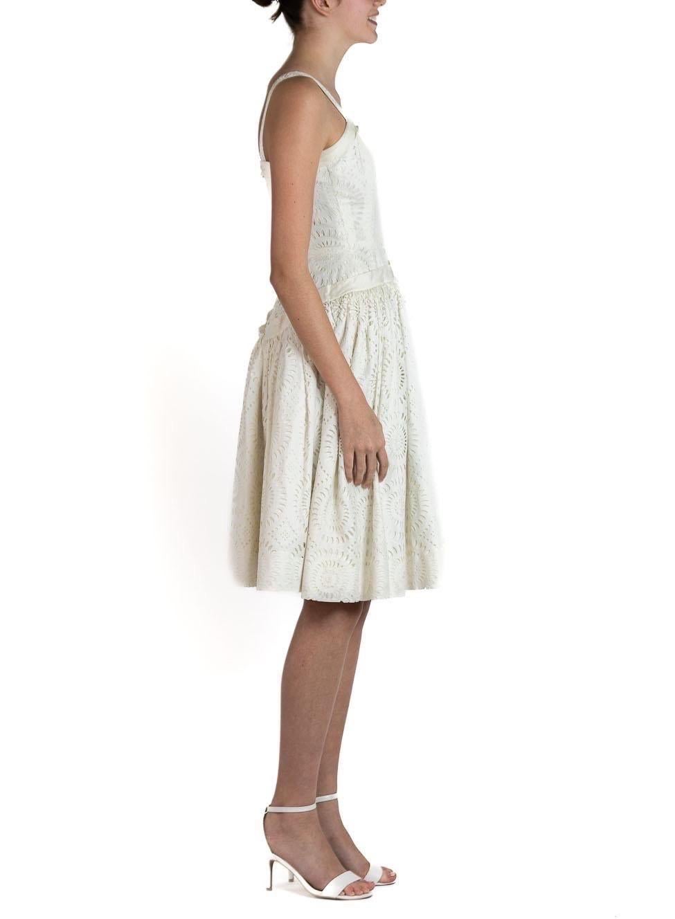 1950S Weißes Kleid mit Ösen aus Bio-Baumwolle und Spitze im Angebot 3