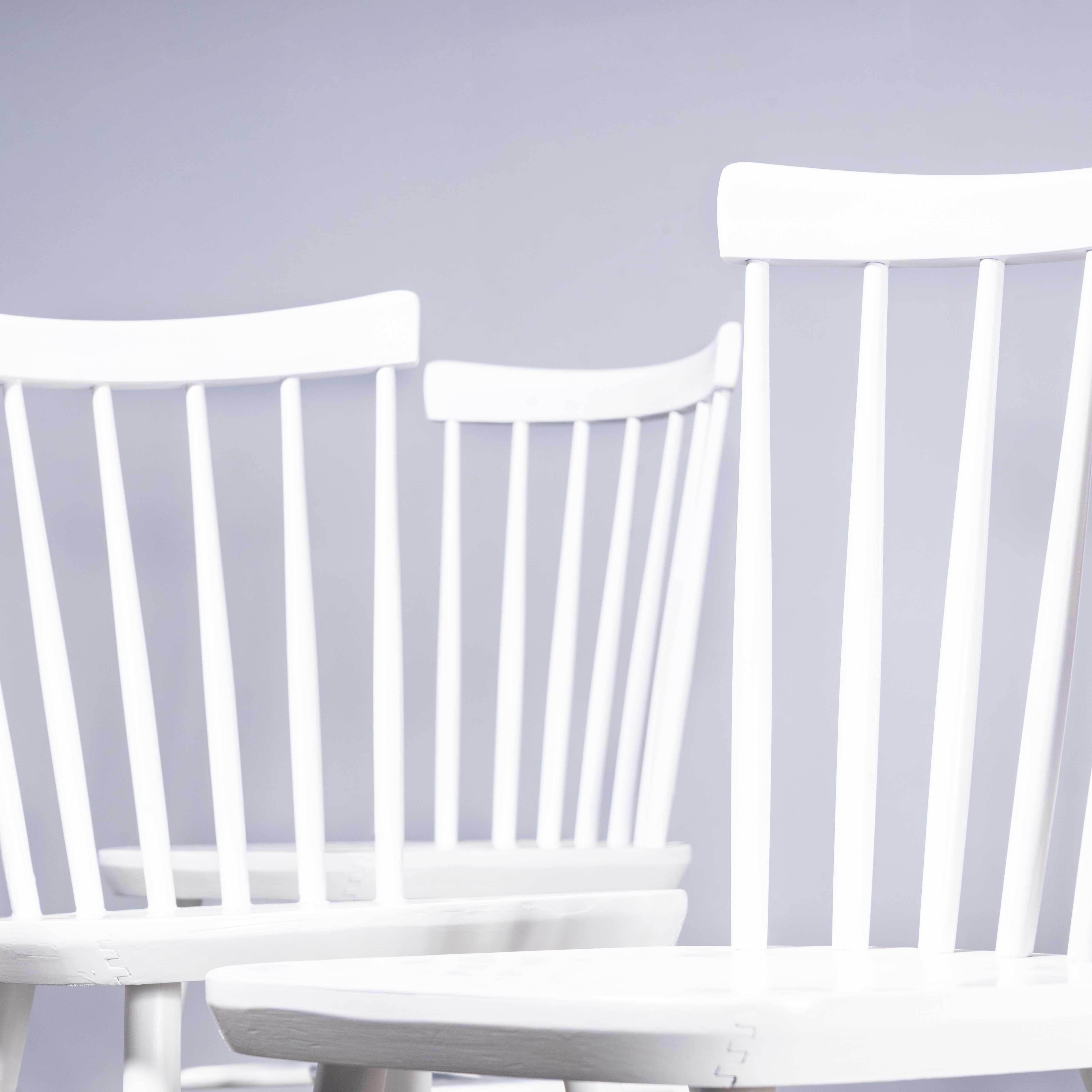 1950's Weiß lackiert Stick zurück Esszimmerstühle - festen Sitz - von Ton - Set von fünf
1950's White Painted Stick back Dining Chairs - Solid Seat - By Ton - Set von fünf. Diese Stühle wurden von der berühmten tschechischen Firma Ton hergestellt,