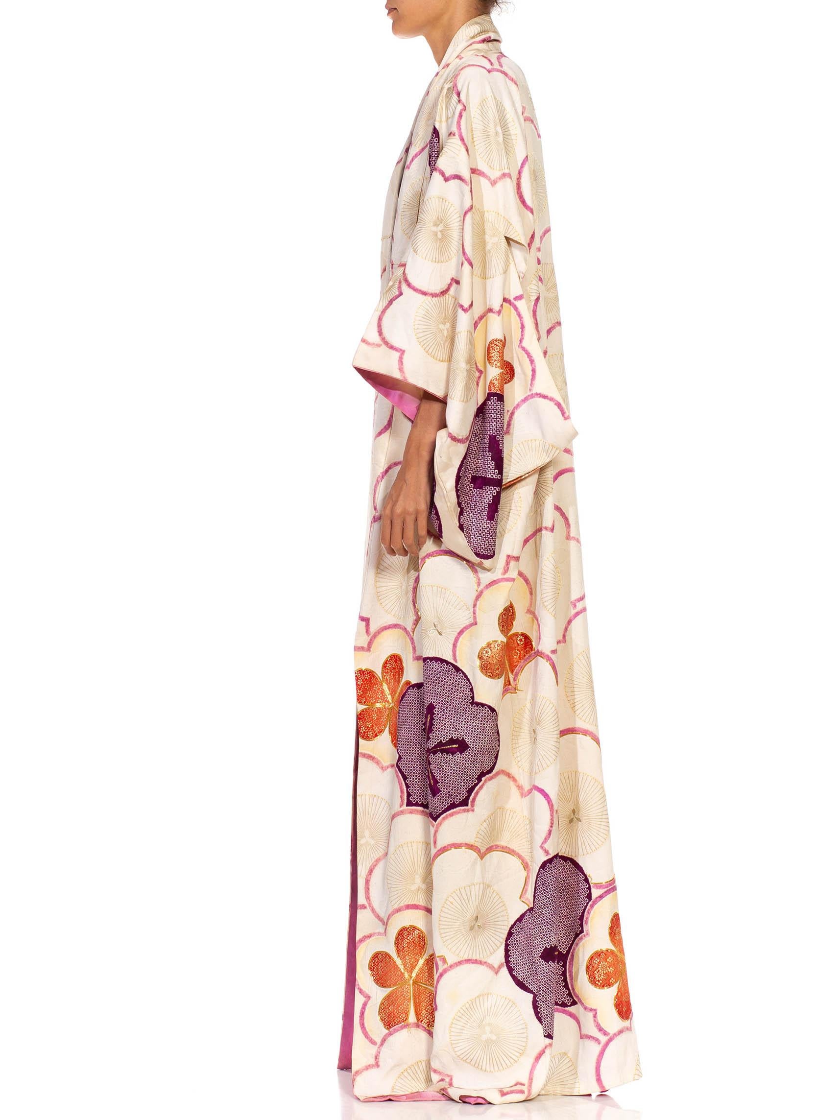 1950S Weiß Rosa & Lila Seide Hand gemalt bestickt Shibori Kimono (Beige) im Angebot