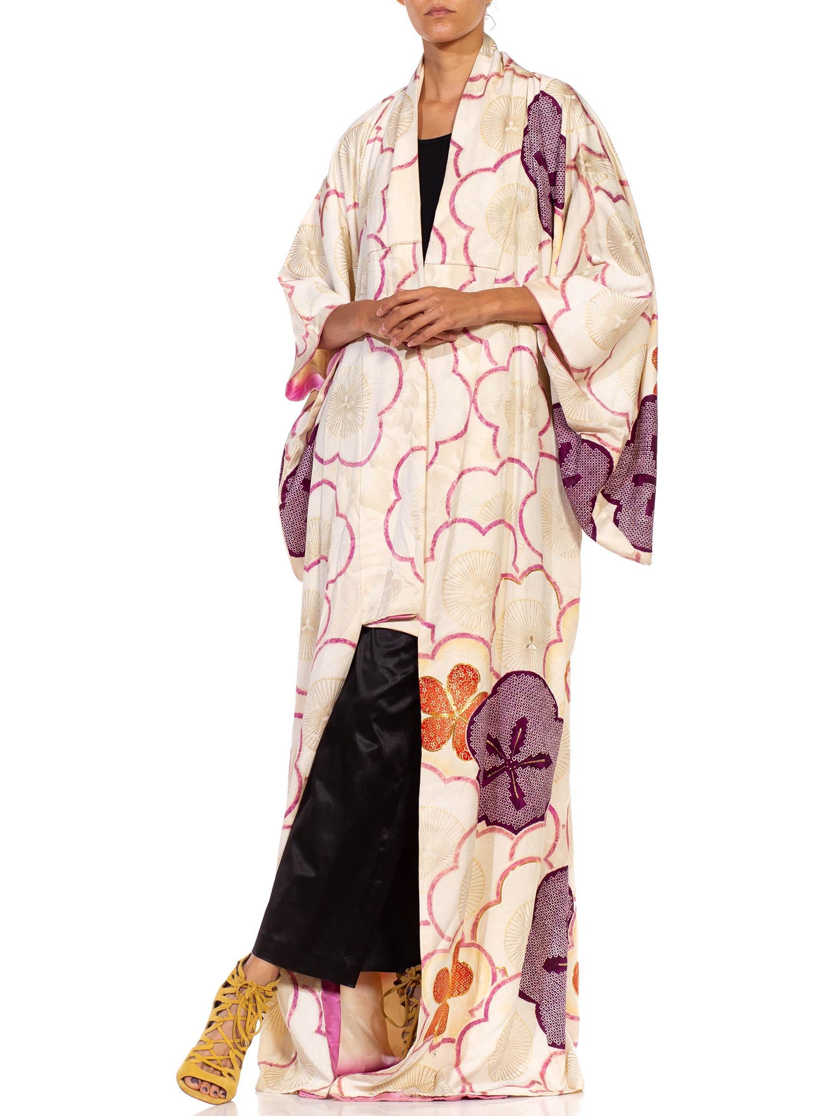 1950S Weiß Rosa & Lila Seide Hand gemalt bestickt Shibori Kimono im Zustand „Hervorragend“ im Angebot in New York, NY