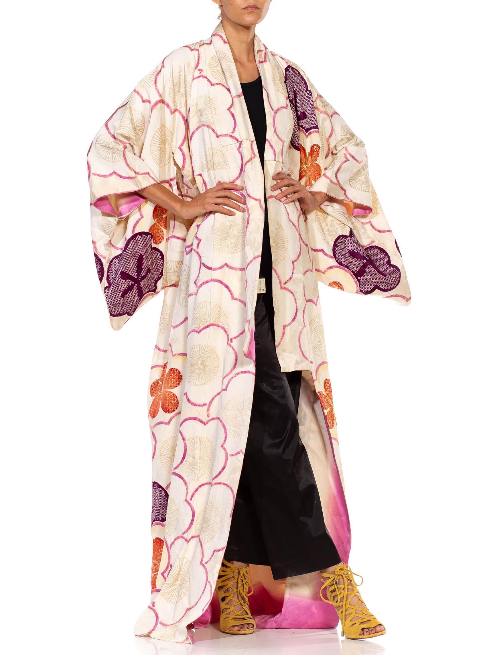 1950S Weiß Rosa & Lila Seide Hand gemalt bestickt Shibori Kimono für Damen oder Herren im Angebot