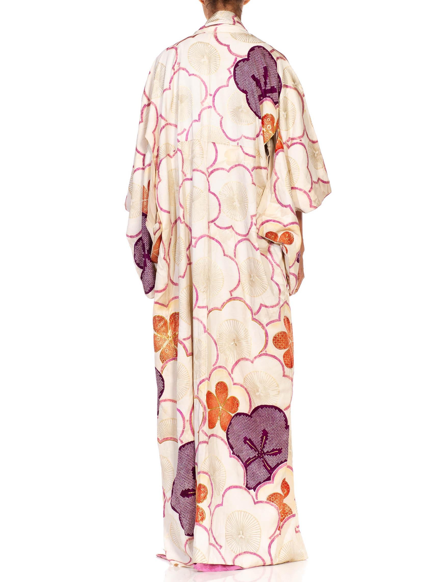 1950S Weiß Rosa & Lila Seide Hand gemalt bestickt Shibori Kimono im Angebot 1