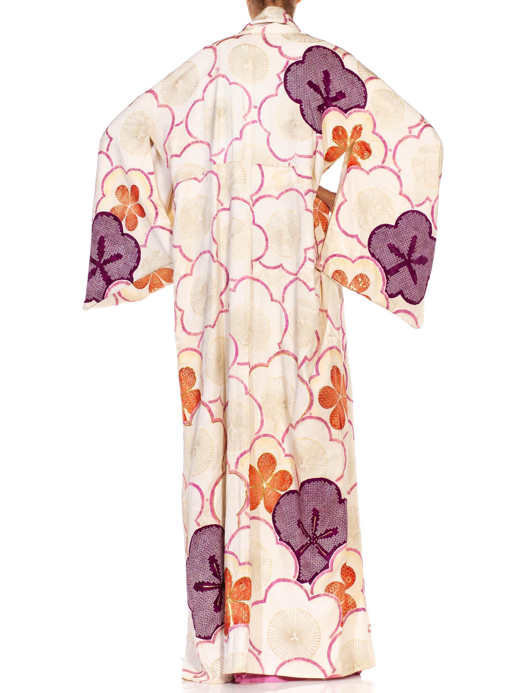 1950S Weiß Rosa & Lila Seide Hand gemalt bestickt Shibori Kimono im Angebot 3