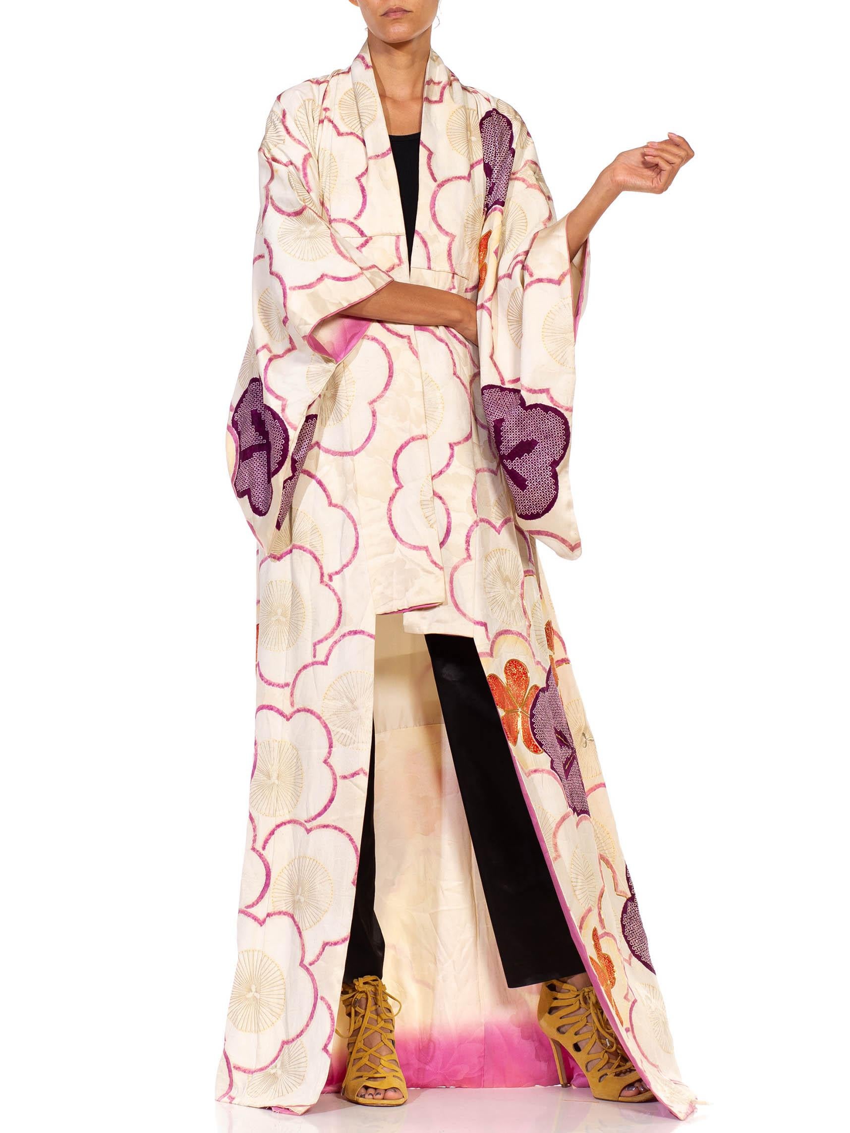 1950S Weiß Rosa & Lila Seide Hand gemalt bestickt Shibori Kimono im Angebot 4