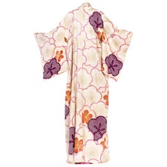 Kimono Shibori en soie peinte à la main et brodée de rose et de violet des années 1950