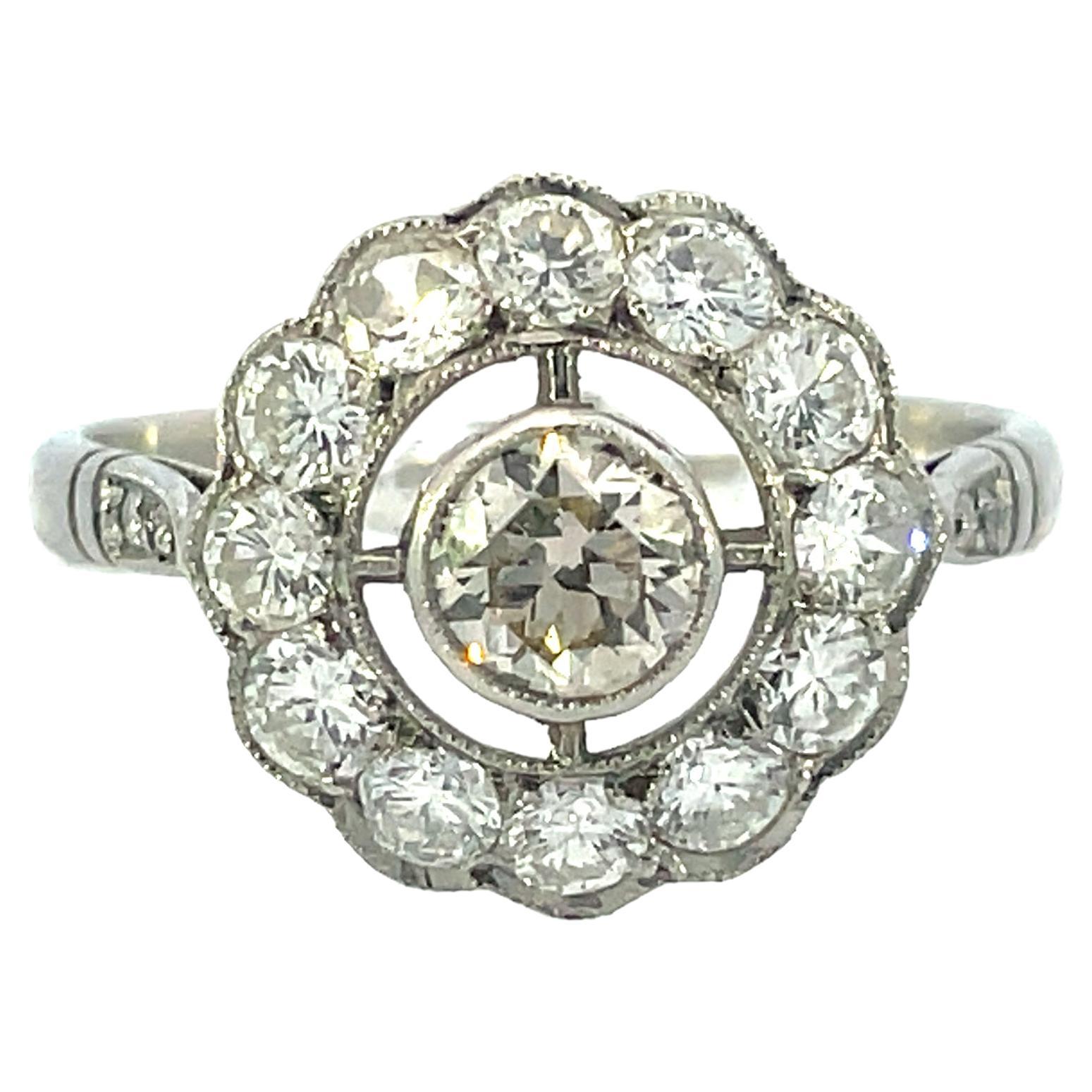 Französischer Ring aus weißem Platin aus den 1950er Jahren mit warmem Diamant in der Mitte 