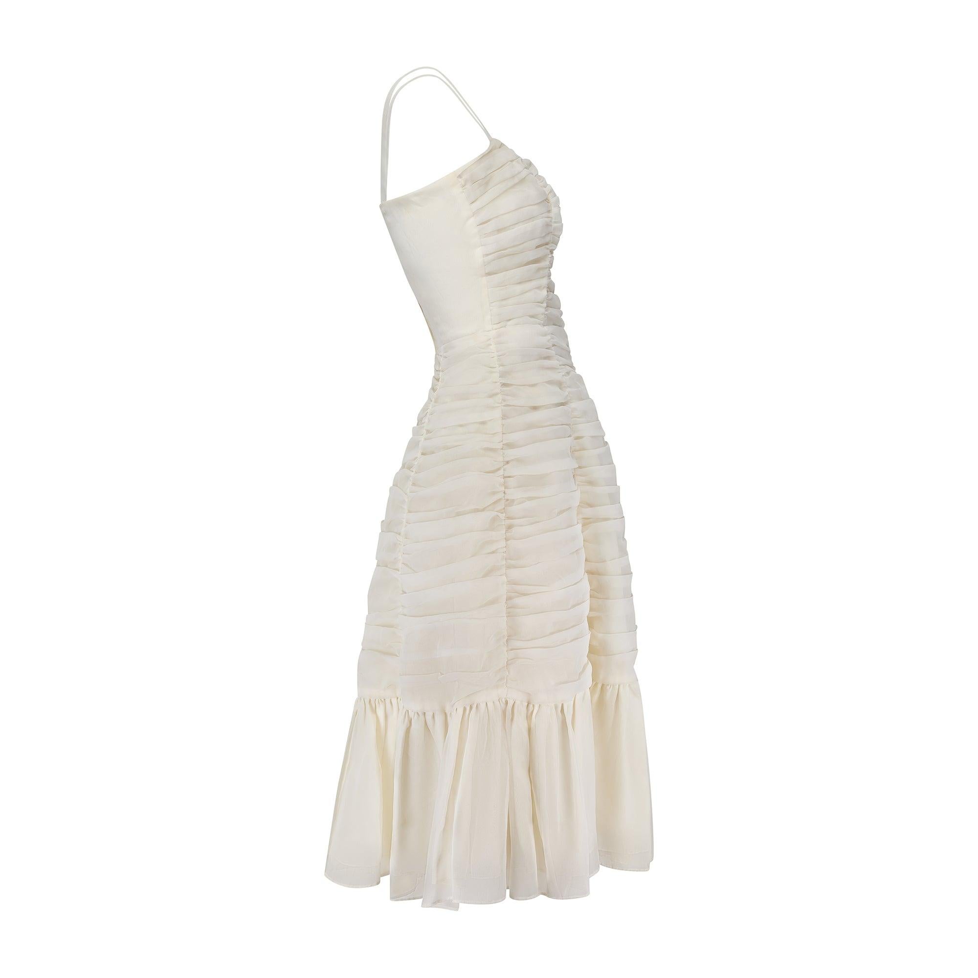 Ravissante robe de mariée en mousseline de soie de la fin des années 1950 ou du tout début des années 1960, avec tissu froncé, coupe moulante et jupe à large cercle.  Elle présente un joli décolleté en cœur, d'épaisses bretelles en mousseline de