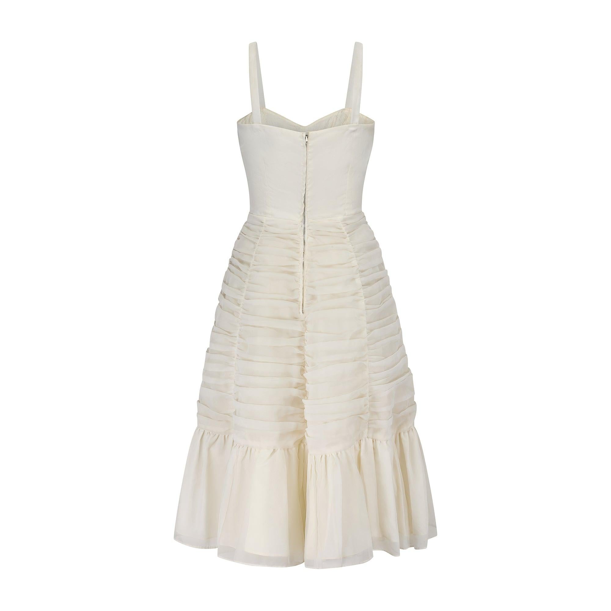 Blanc Robe midi en mousseline froncée blanche des années 1950 en vente