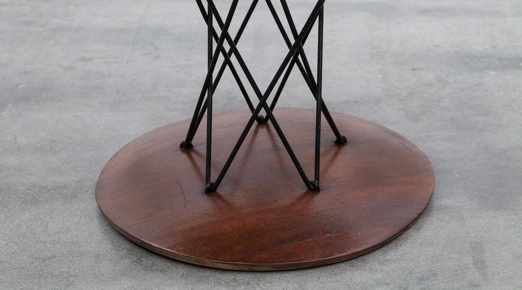Sculptural side table by Isamu Noguchi, USA, 1954.

Beautiful side table by Isamu Noguchi. The table comes with a white laminate top with a figurative metal construction as base and ends again on a round wood top. Manufactured by Knoll
