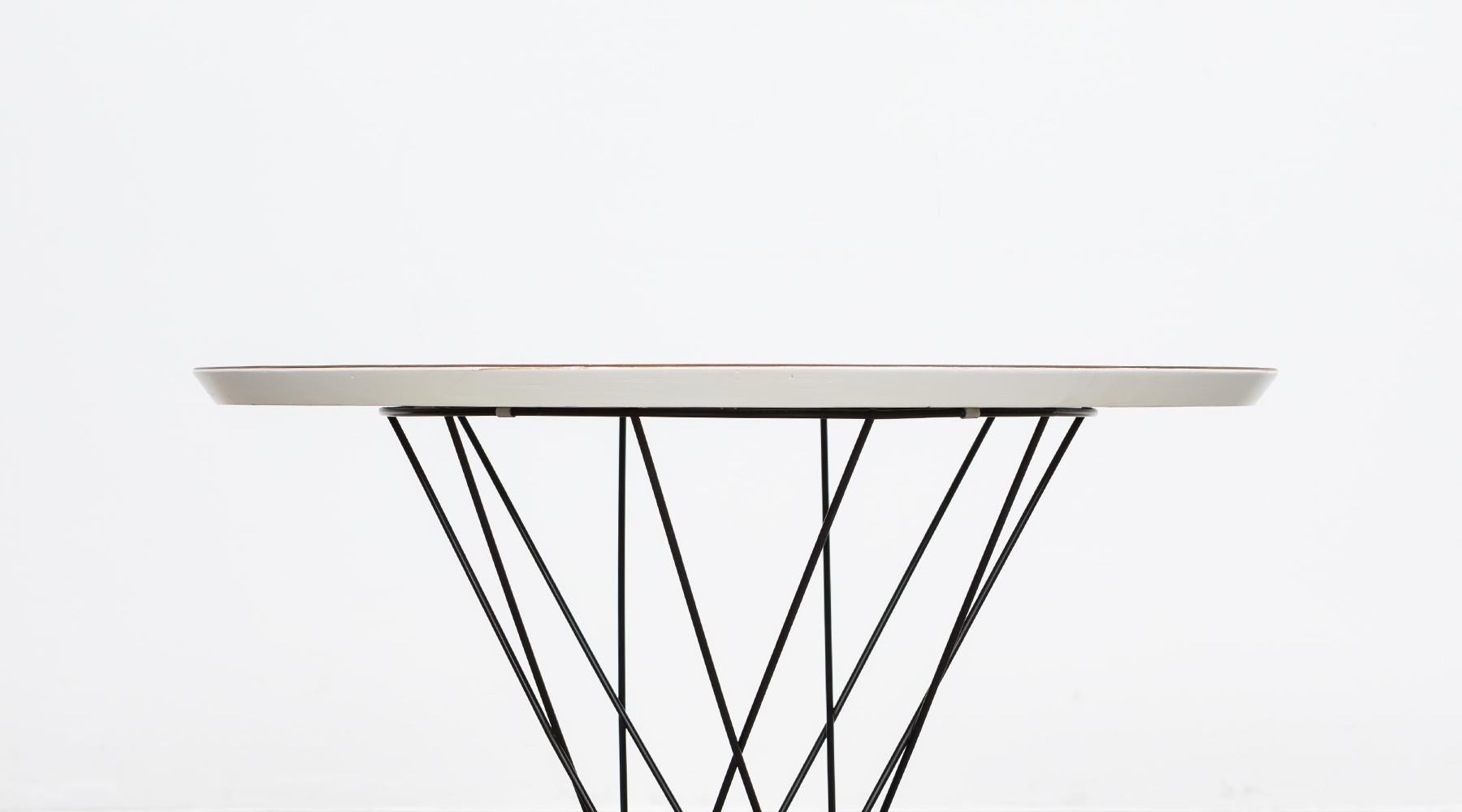 Sculptural side table by Isamu Noguchi, USA, 1954.

Beautiful side table by Isamu Noguchi. The table comes with a white laminate top with a figurative metal construction as base and ends again on a round wood top. Manufactured by Knoll