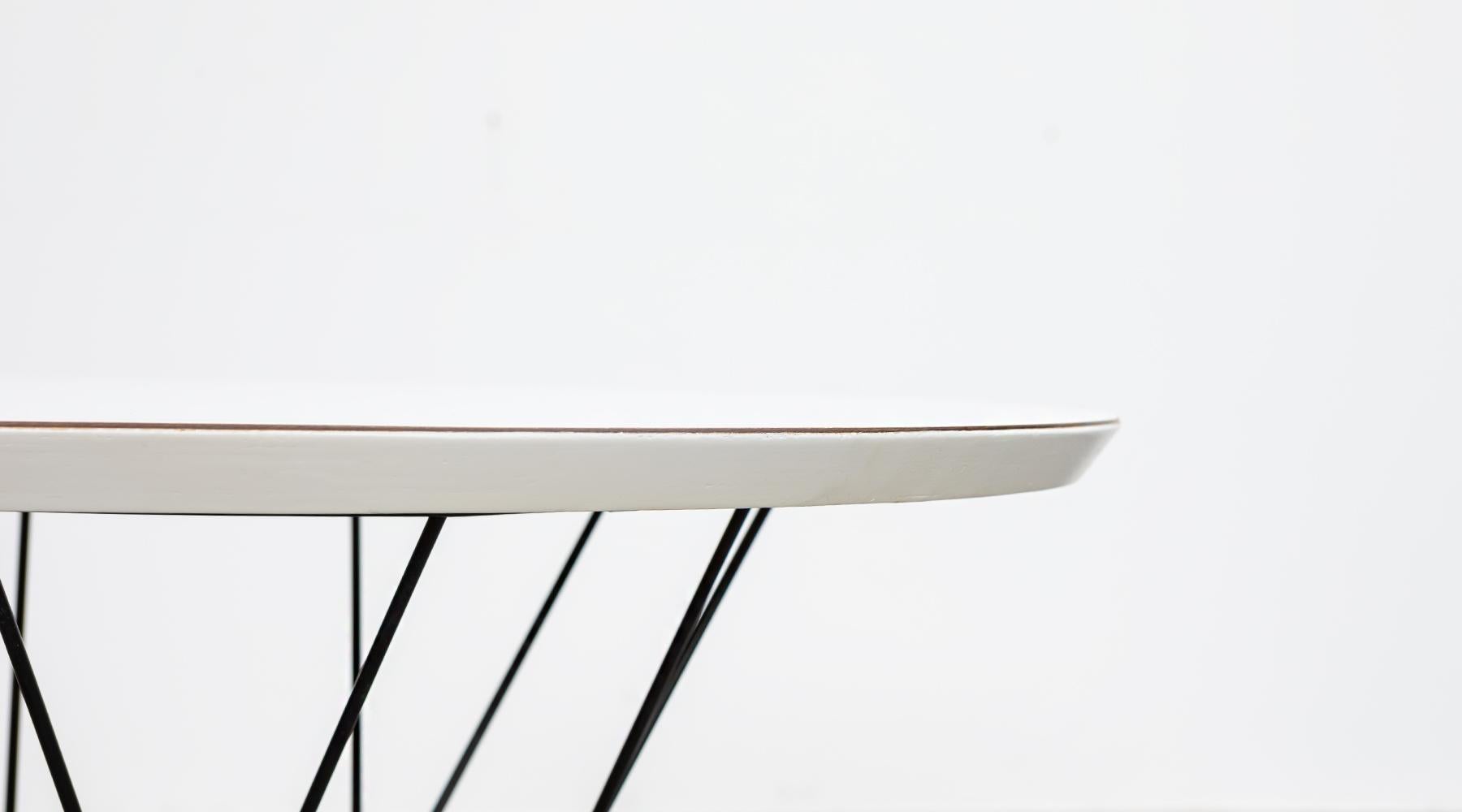 1950s White Sculptural Side Table by Isamu Noguchi In Good Condition For Sale In Frankfurt, Hessen, DE