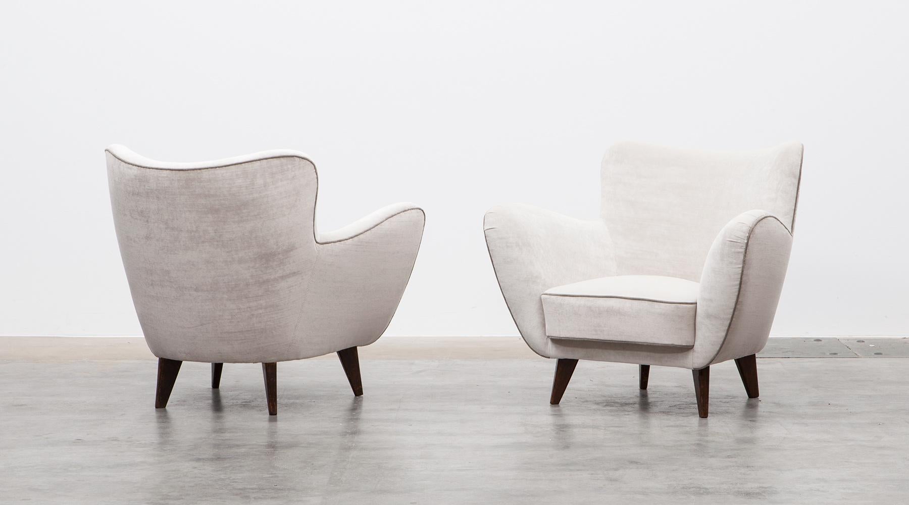 New upholstery in white high-quality fabric, lounge chairs by Guglielmo Veronesi, Italy, 1950.

A pair of lounge chairs designed by Guglielmo Veronesi. Its sensual curves and the elegantly tapered legs give the chairs a sculptural and modern look