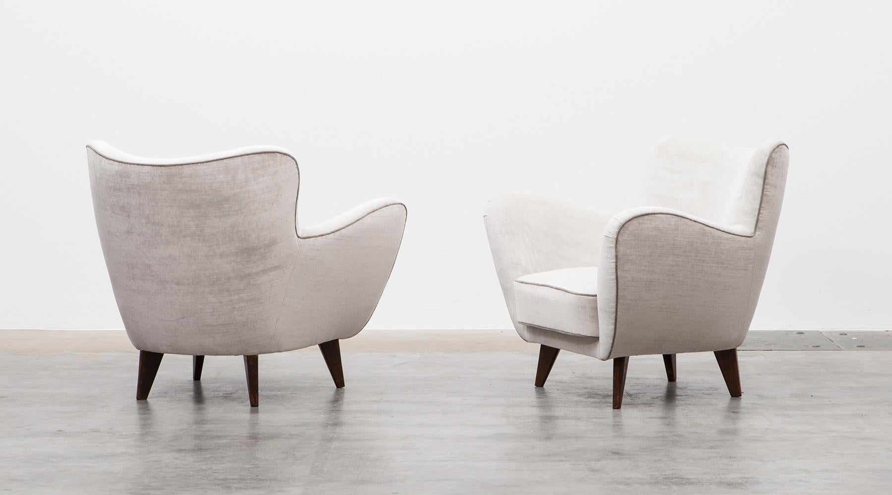 Mid-Century Modern 1950s White Textil Pair of Lounge Chairs by Guglielmo Veronesi, New Upholstery