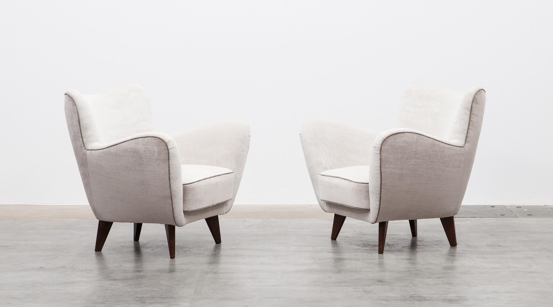 Italian 1950s White Textil Pair of Lounge Chairs by Guglielmo Veronesi, New Upholstery