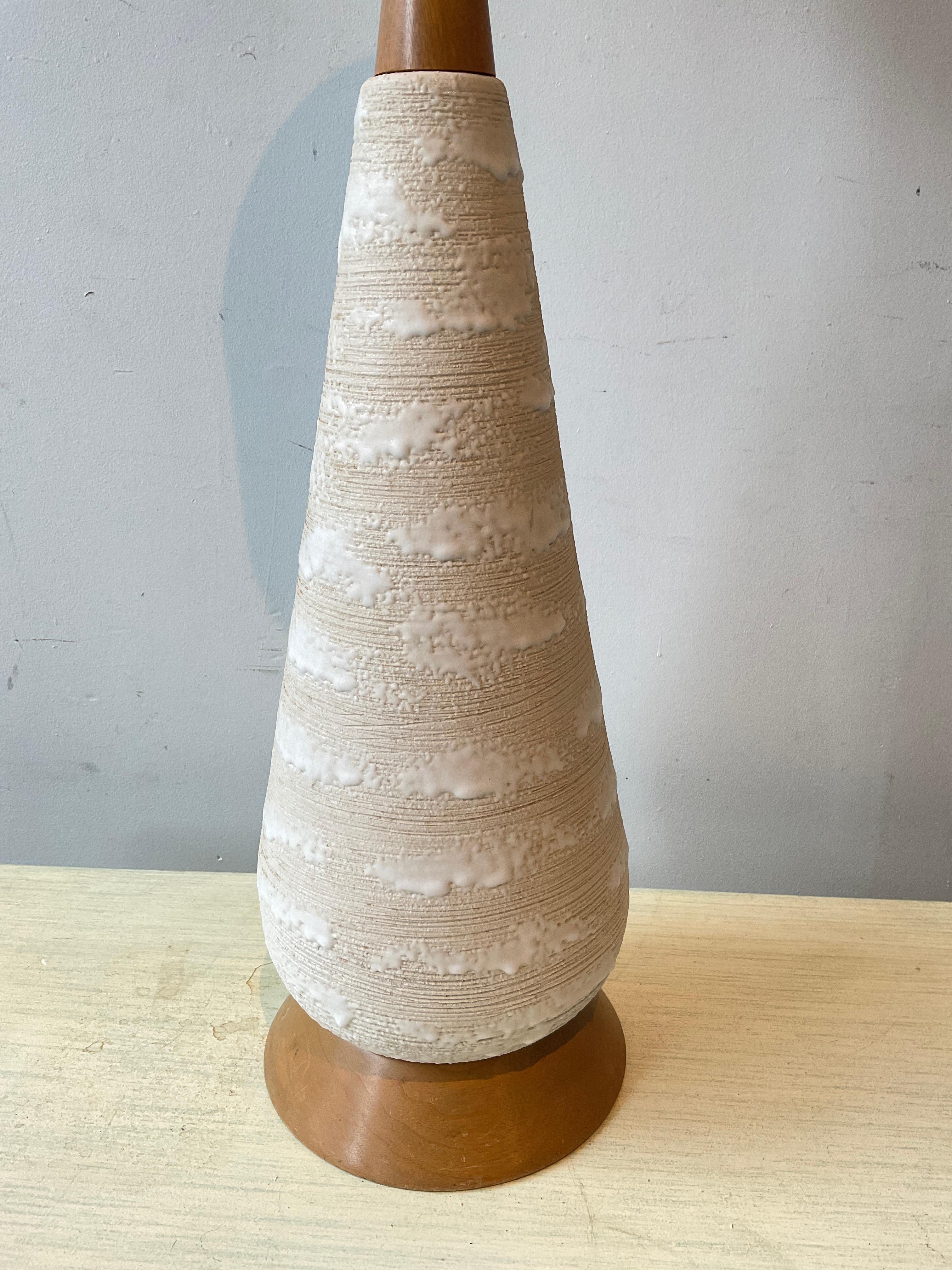 1950s White Textured Ceramic Table Lamp In Good Condition For Sale In Tarrytown, NY