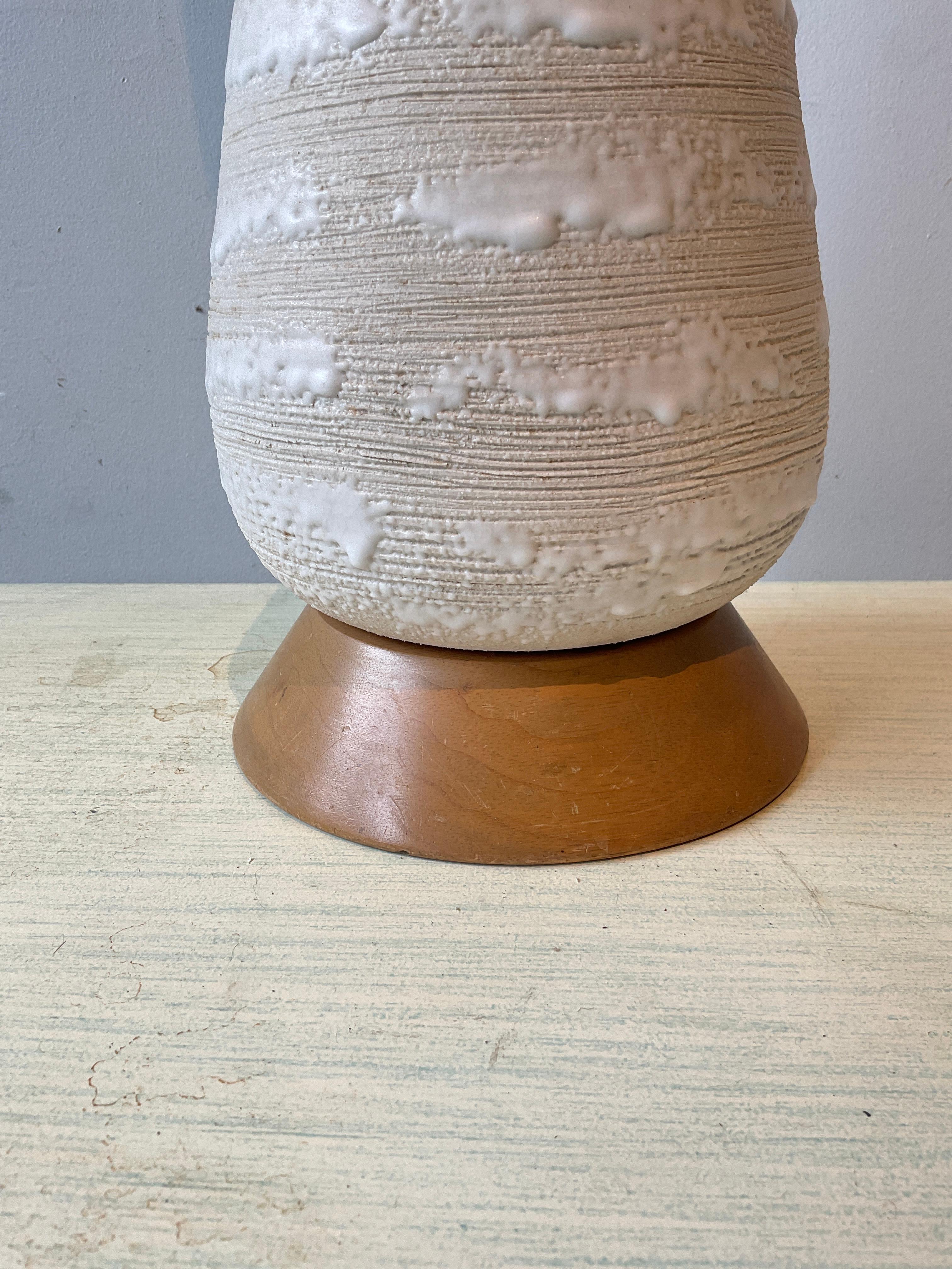 1950s White Textured Ceramic Table Lamp For Sale 2