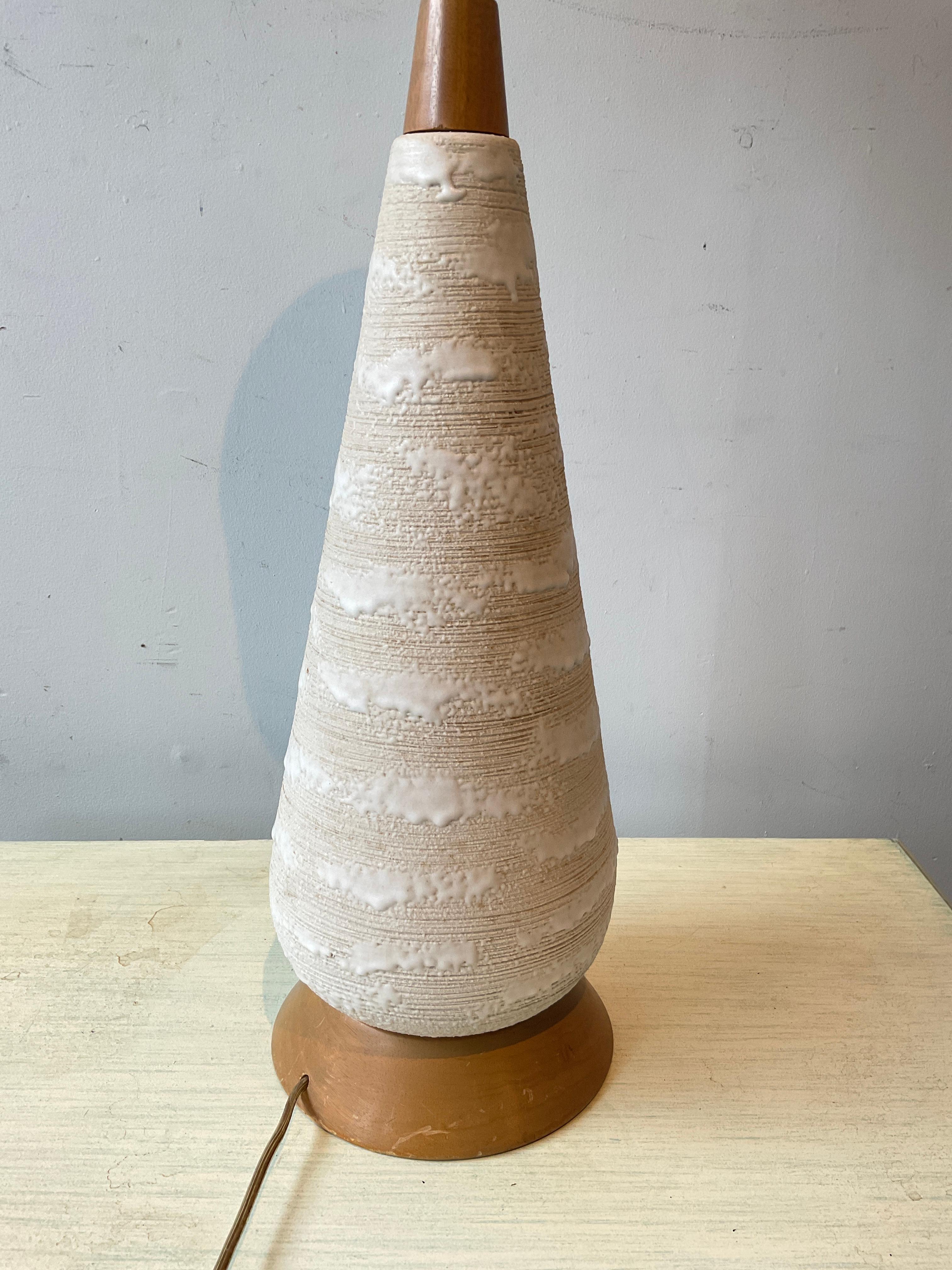 1950s White Textured Ceramic Table Lamp For Sale 3