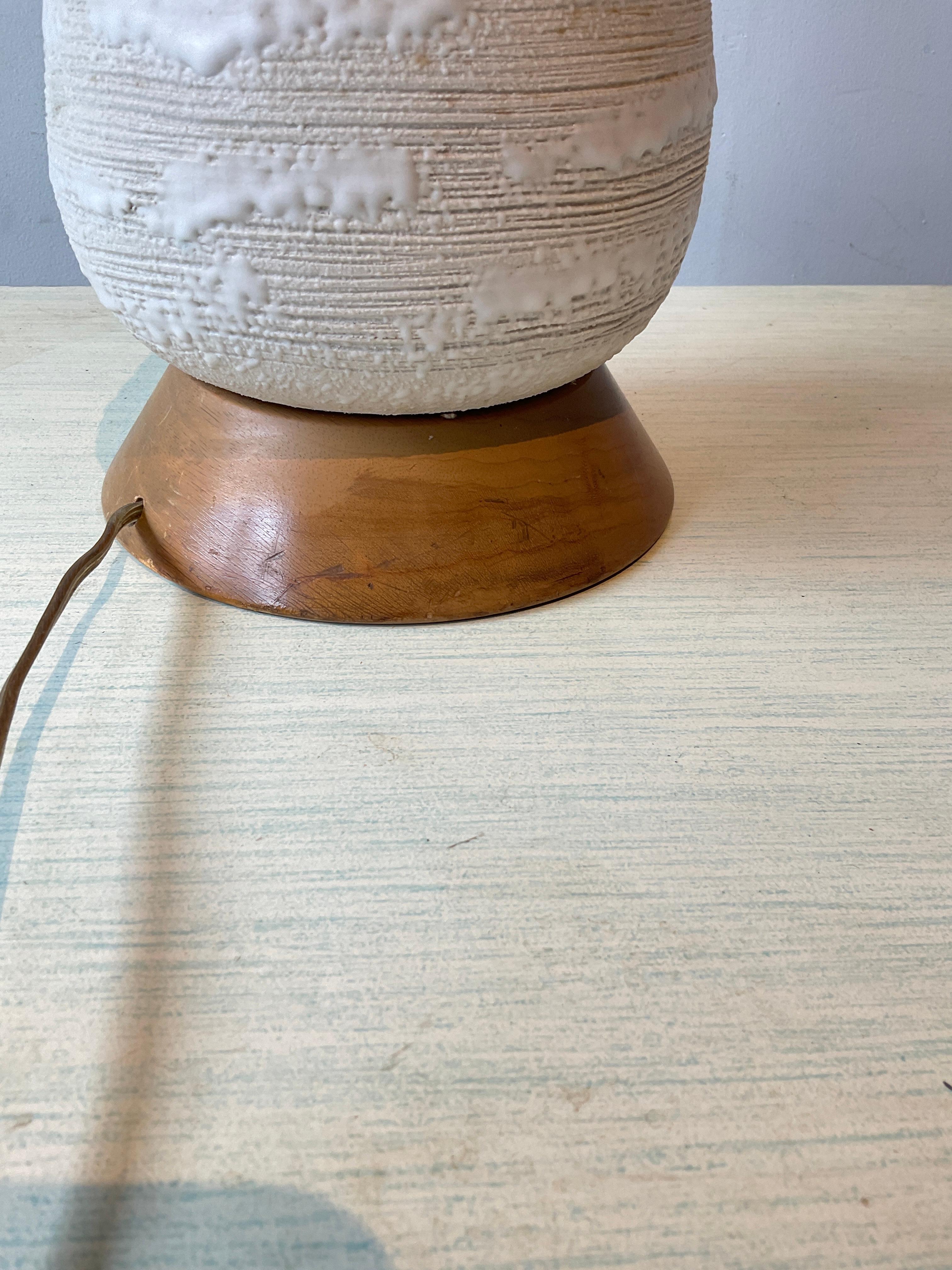 1950s White Textured Ceramic Table Lamp For Sale 4