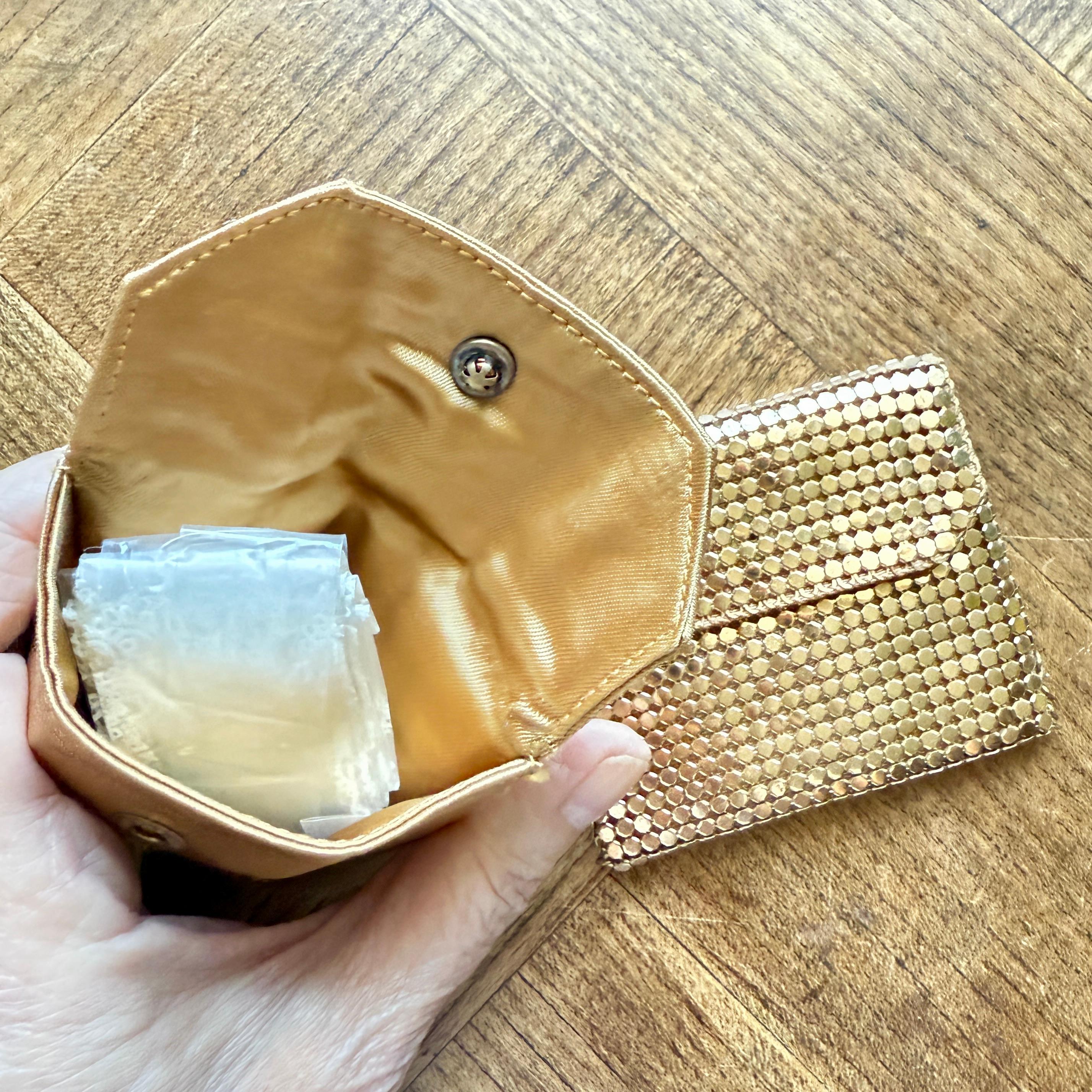 1950s Whiting & Davis Gold Jewel Closure Evening Clutch with Coin Purse (Pochette à monnaie) en vente 6