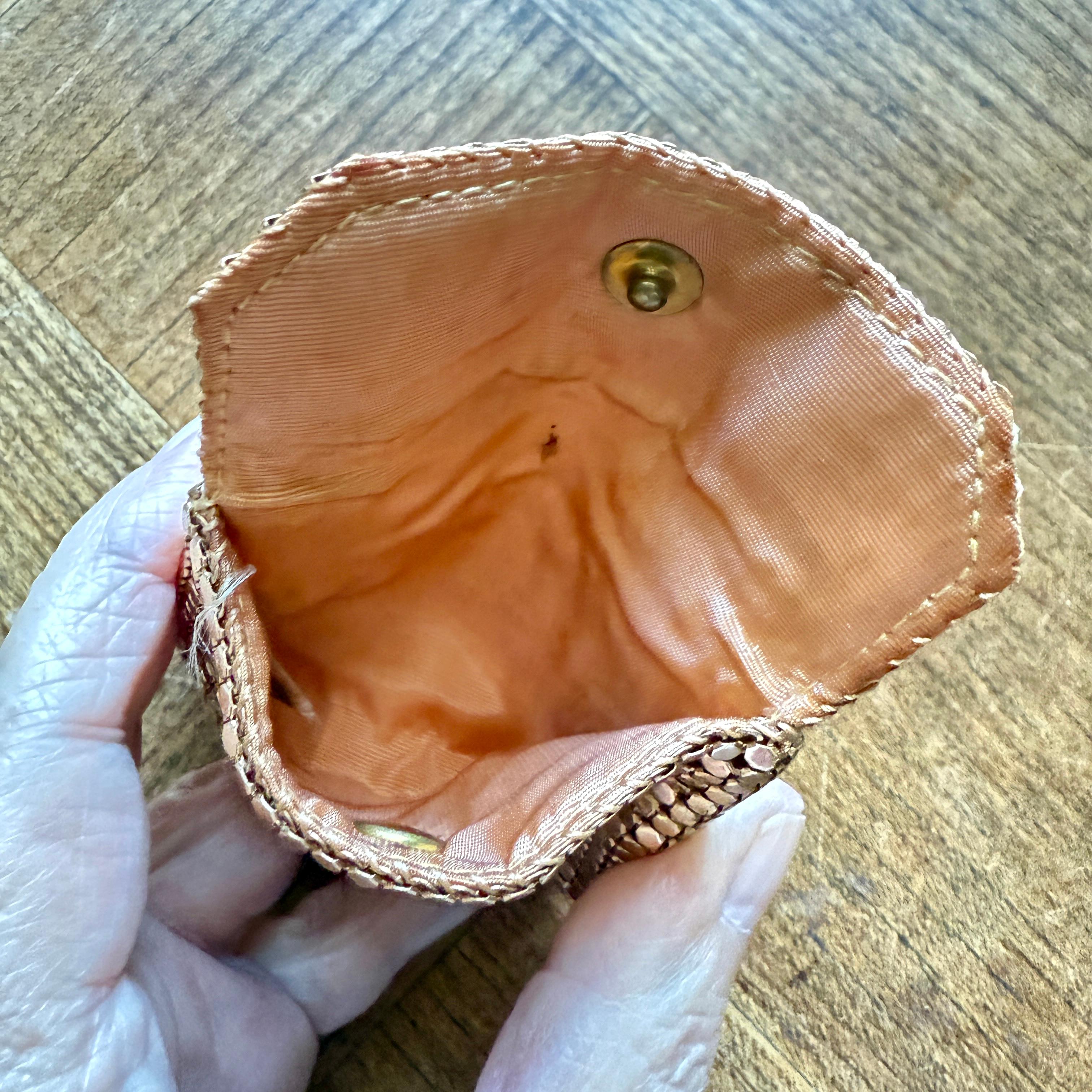 1950s Whiting & Davis Gold Jewel Closure Evening Clutch with Coin Purse (Pochette à monnaie) en vente 7