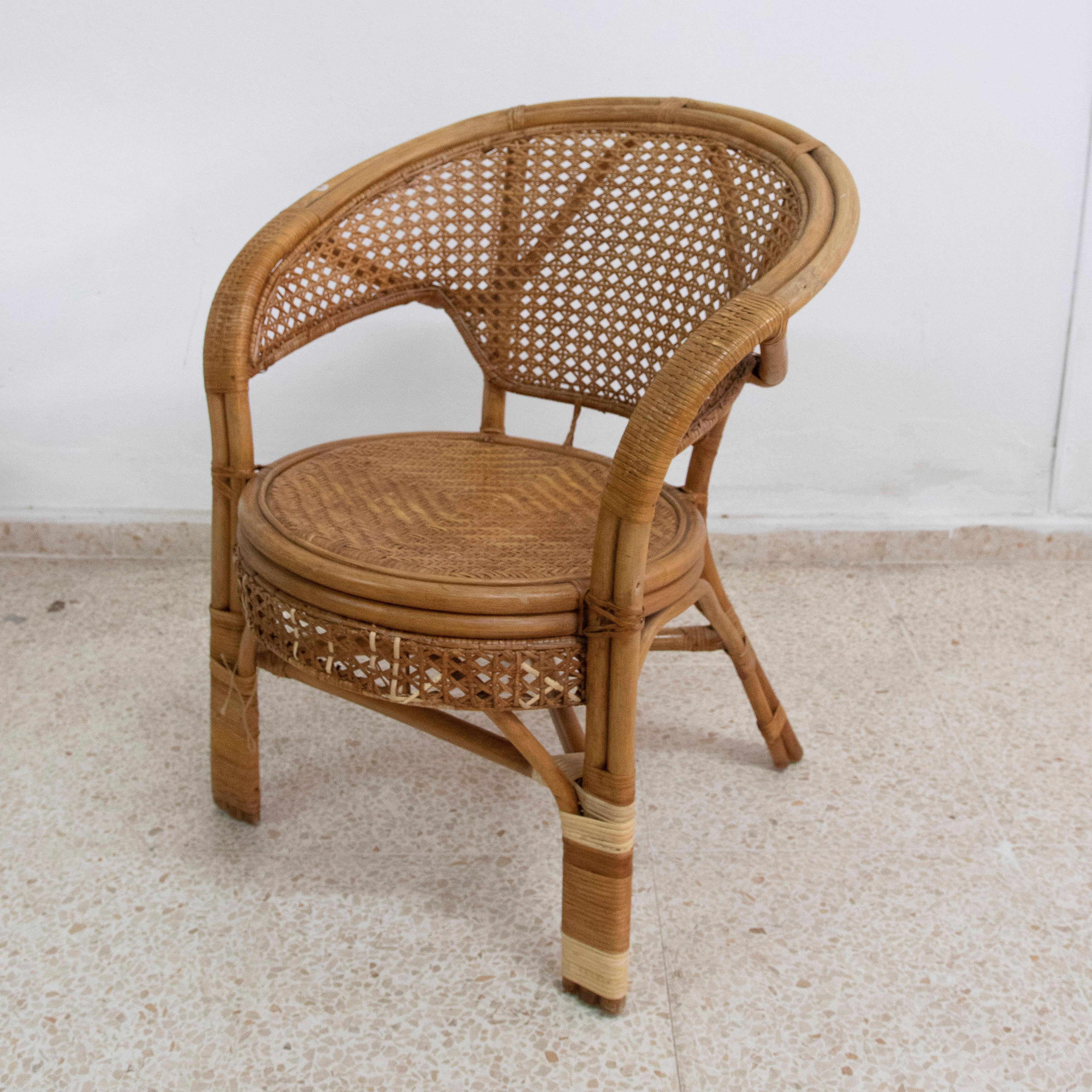 1950s Wicker and Bamboo Armchair with Mesh Backrest In Good Condition For Sale In Marbella, ES