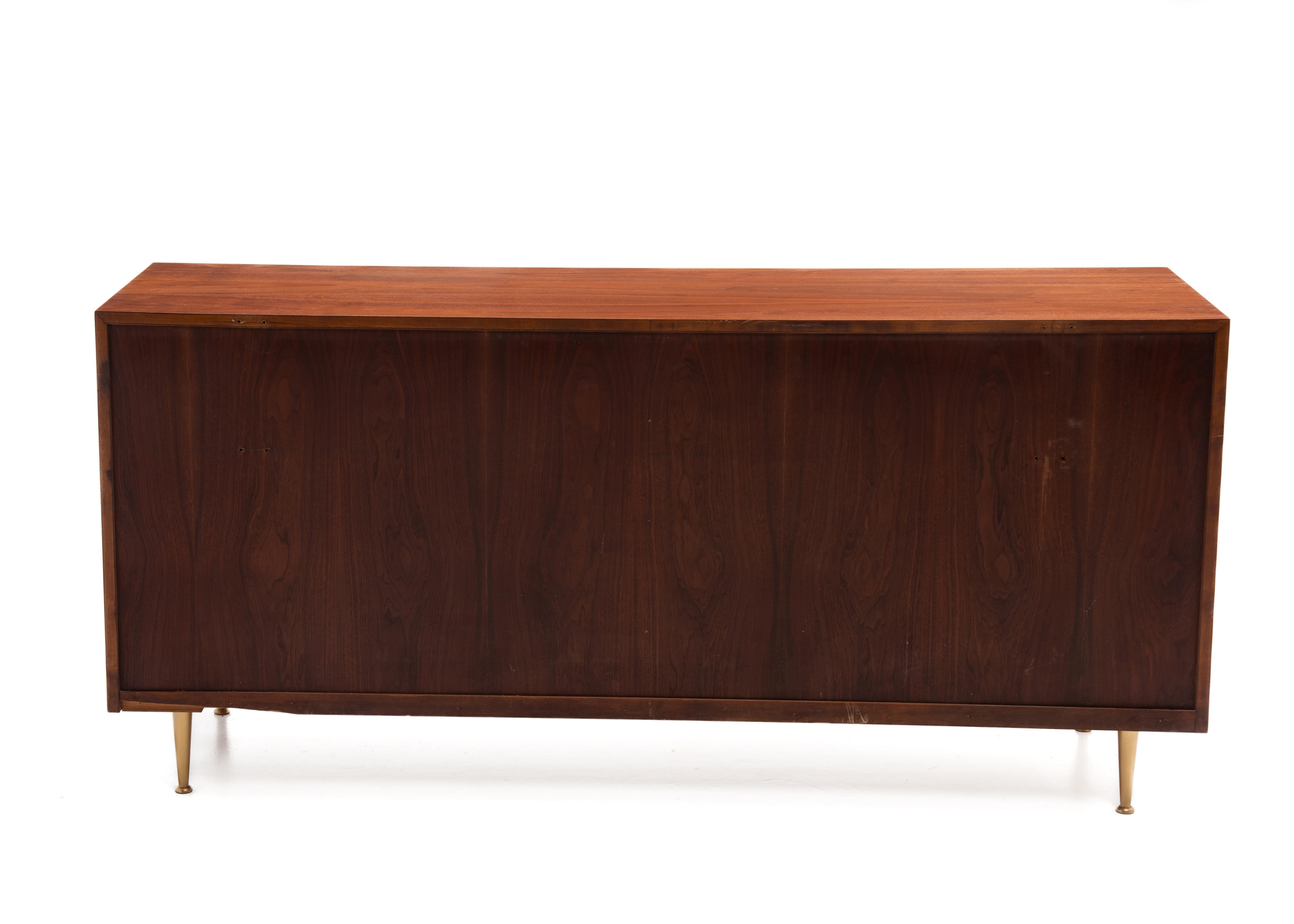 Mid-Century moderno 1950 Widdicomb Cassettone in noce a sei cassetti T.H. Robsjohn Gibbings in vendita