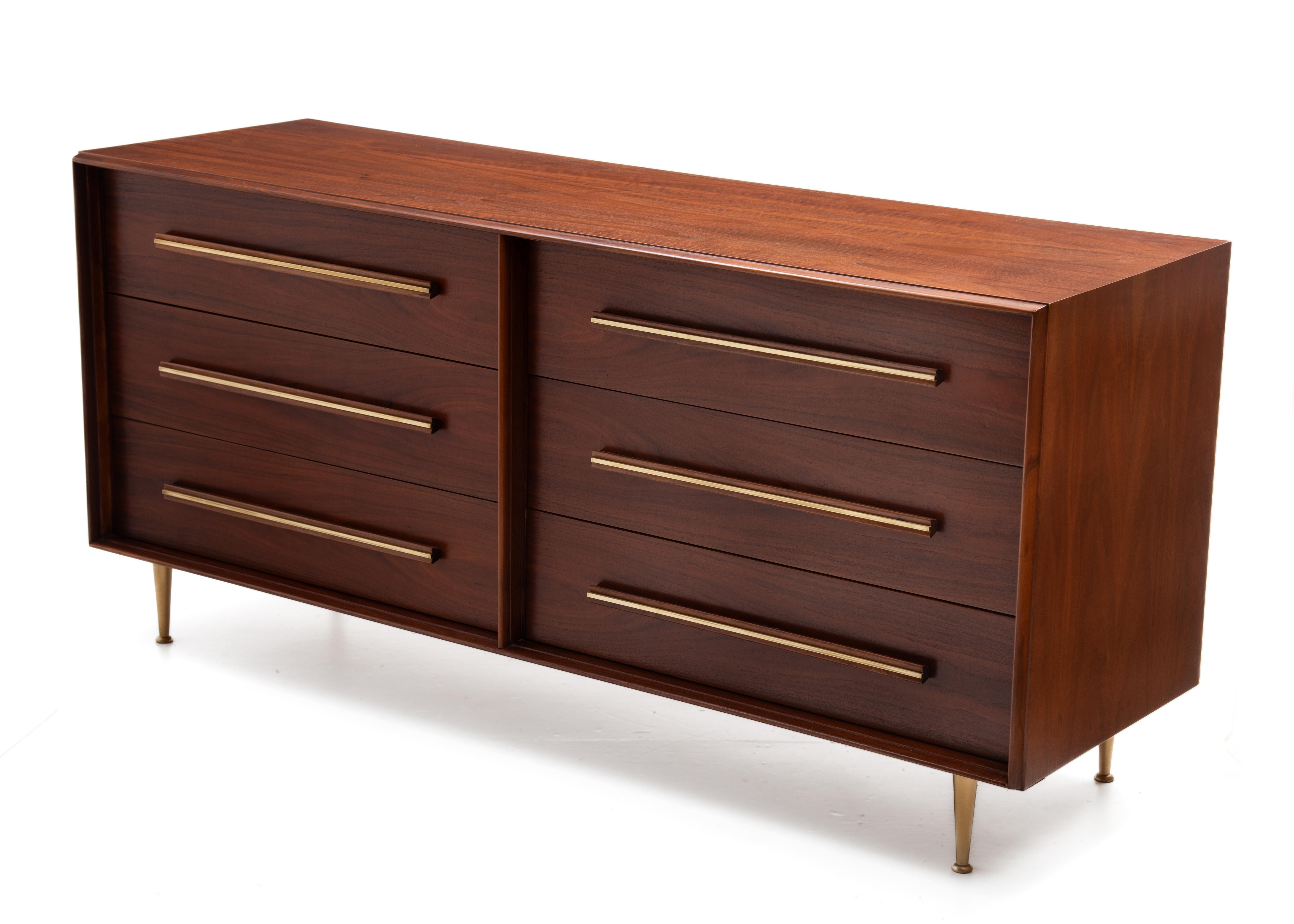 Americano 1950 Widdicomb Cassettone in noce a sei cassetti T.H. Robsjohn Gibbings in vendita